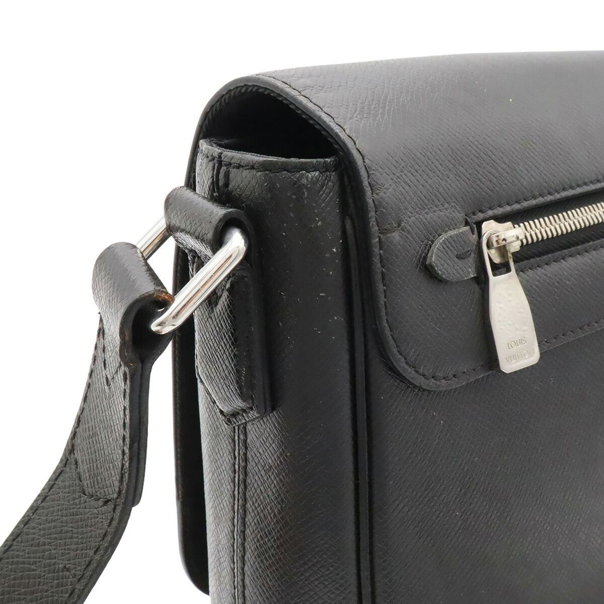 Louis Vuitton Taiga Black Noir Taiga Leather Handbag Shoulder Bag (Pre-Owned)