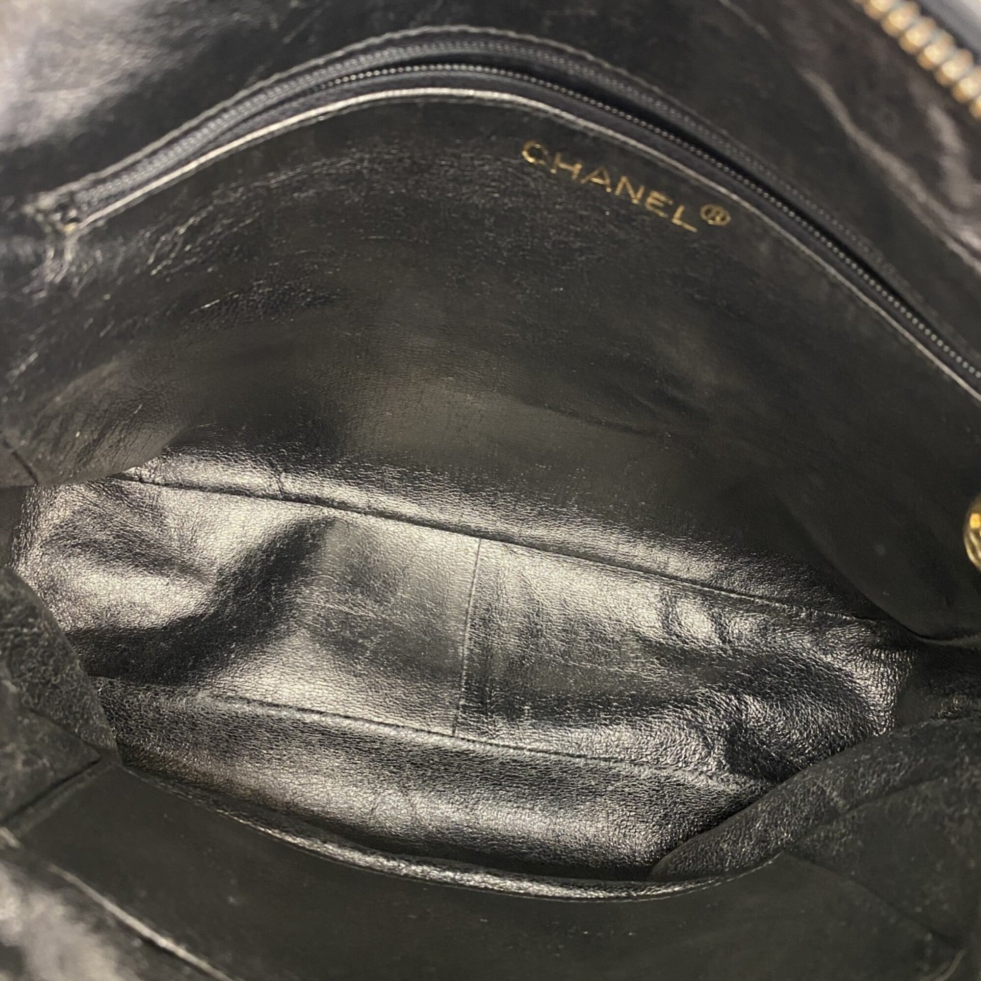 Chanel Black Leather Shoulder Bag (Pre-Owned)