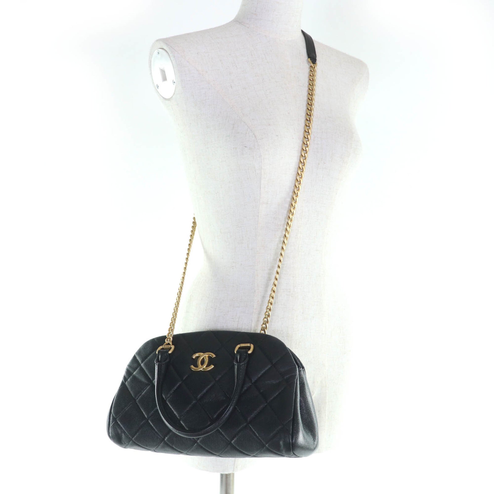 Chanel Matelasse Black Grained Calfskin Handbag (Pre-Owned)