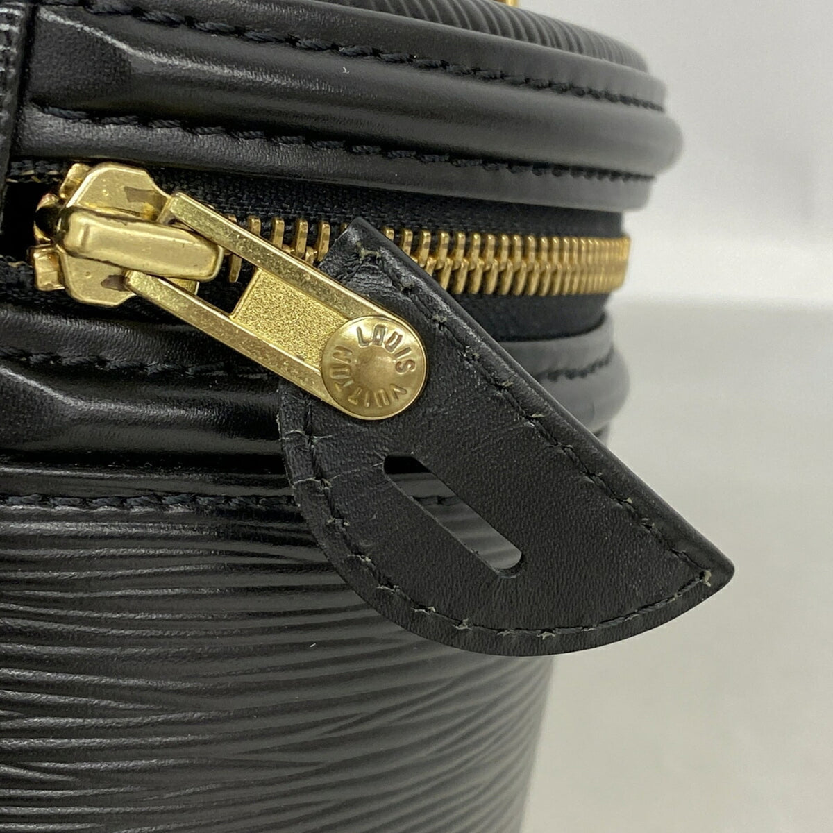 Louis Vuitton Noir Handbag (Pre-Owned)