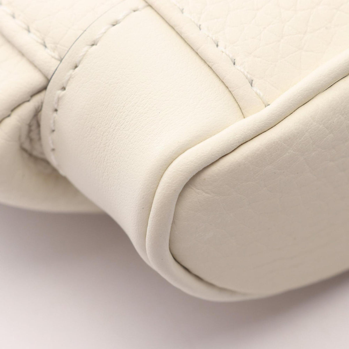 Louis Vuitton Ivory Leather Fanny Pack (Pre-Owned)