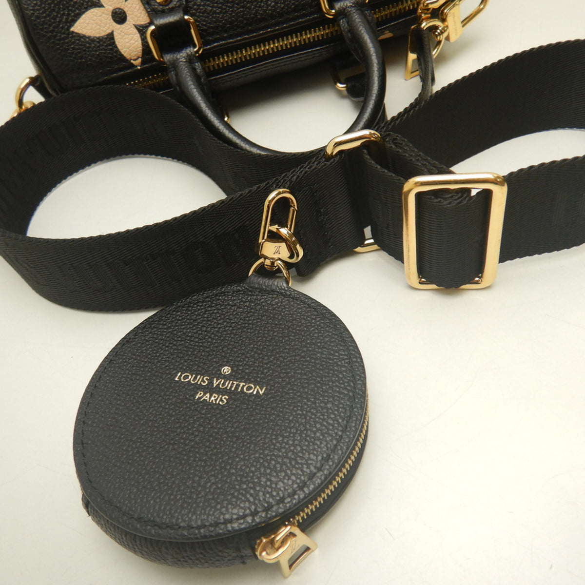 Louis Vuitton Noir Leather Handbag Pouch (Pre-Owned)