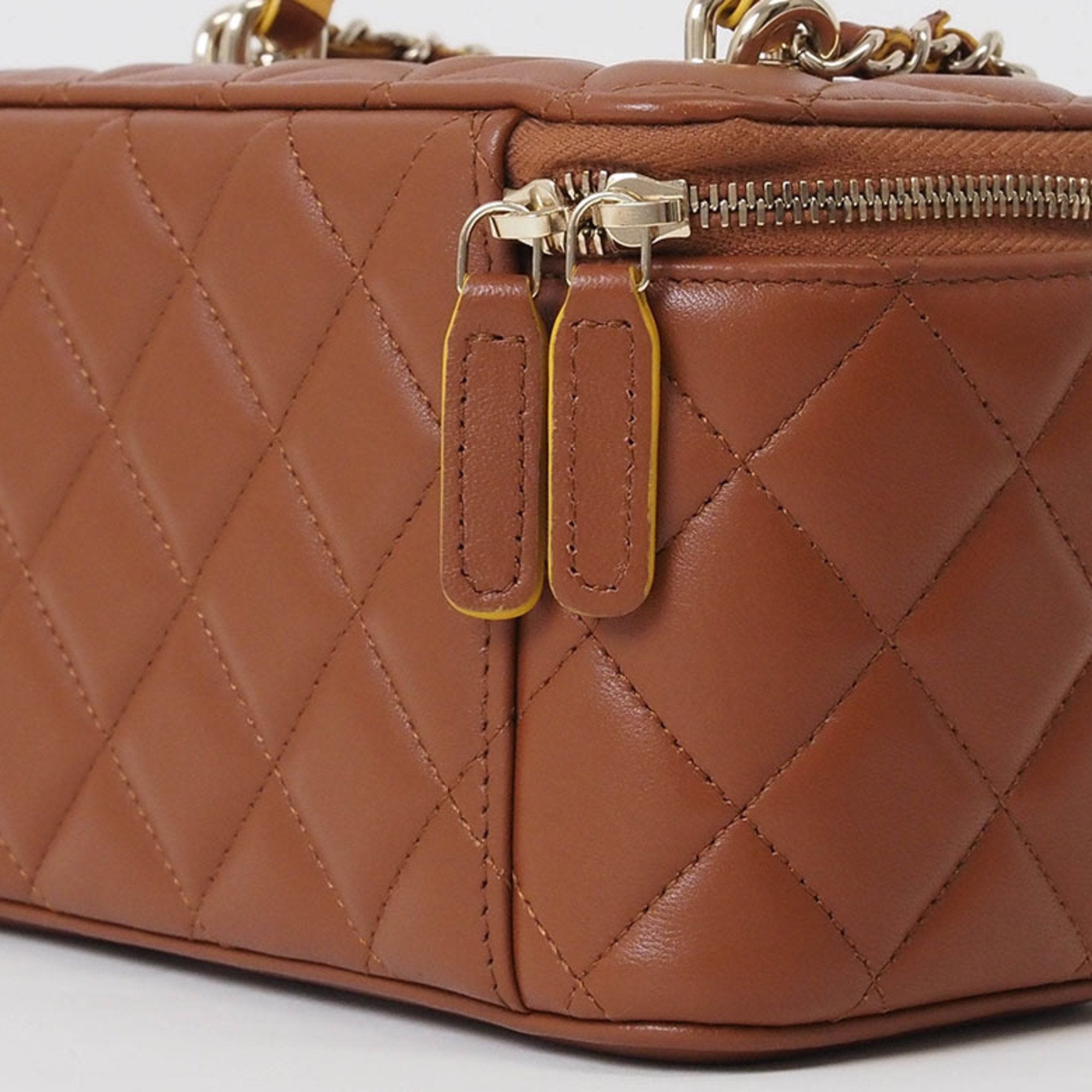 Chanel Brown Leather Shoulder Bag (Pre-Owned)