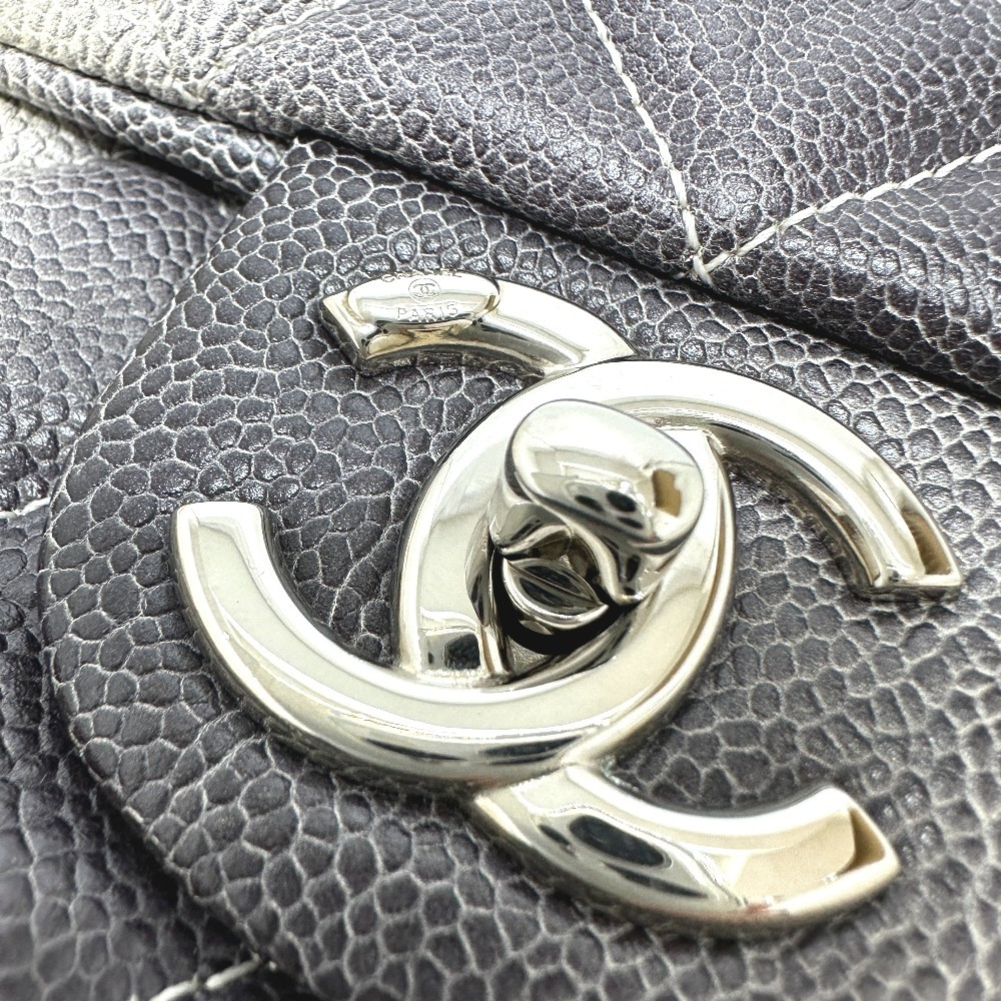 Chanel White Grained Calfskin Shoulder Bag (Pre-Owned)