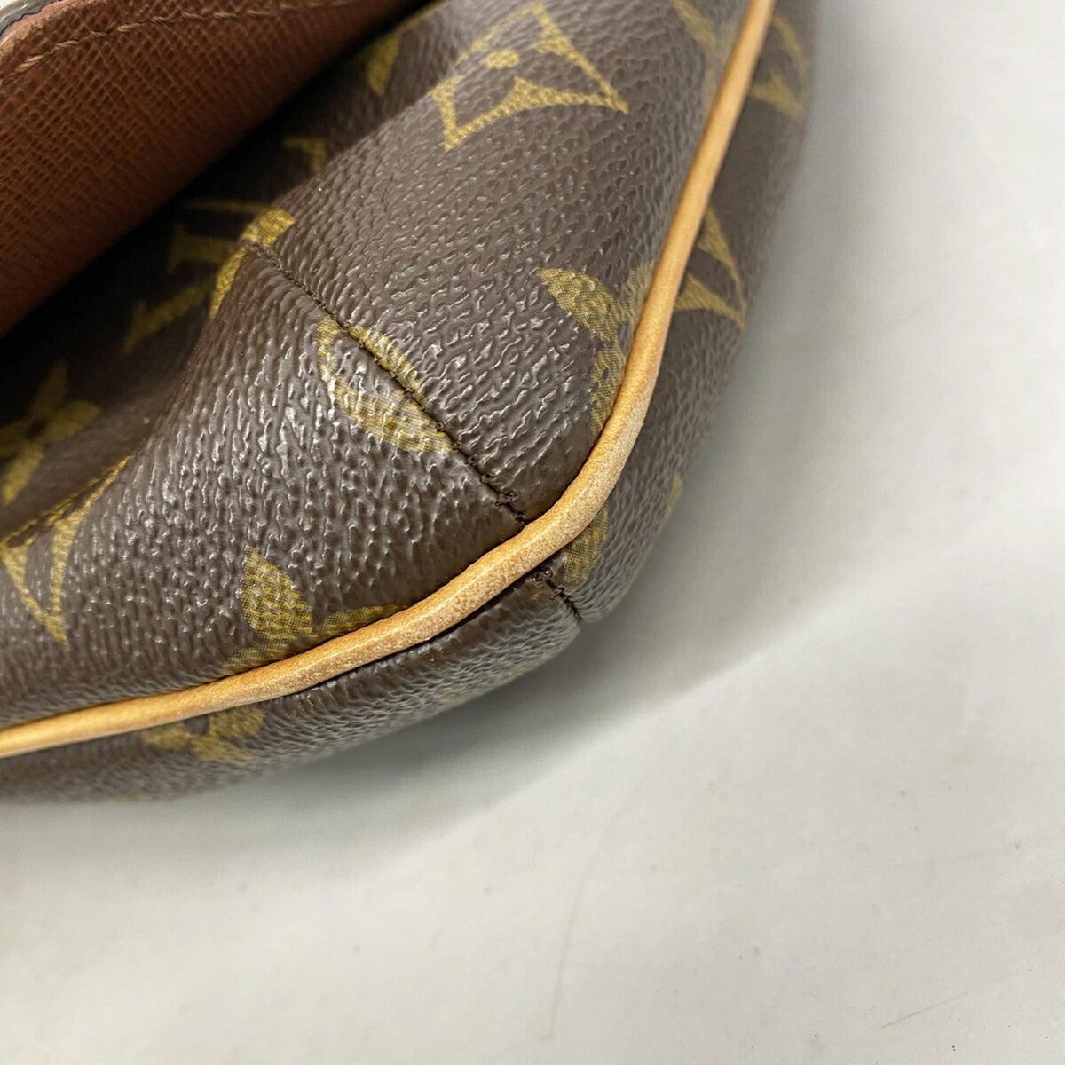 Louis Vuitton Brown Shoulder Bag (Pre-Owned)