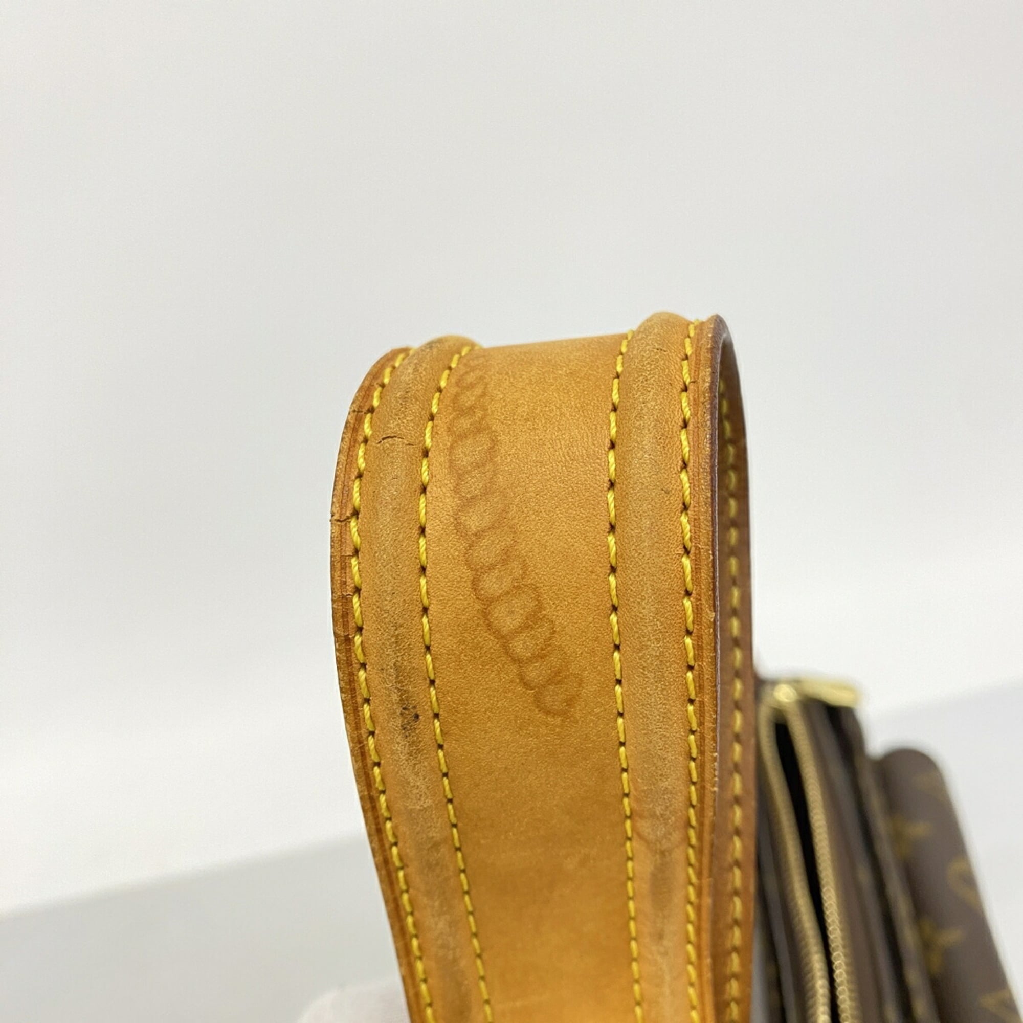 Louis Vuitton Brown Shoulder Bag (Pre-Owned)