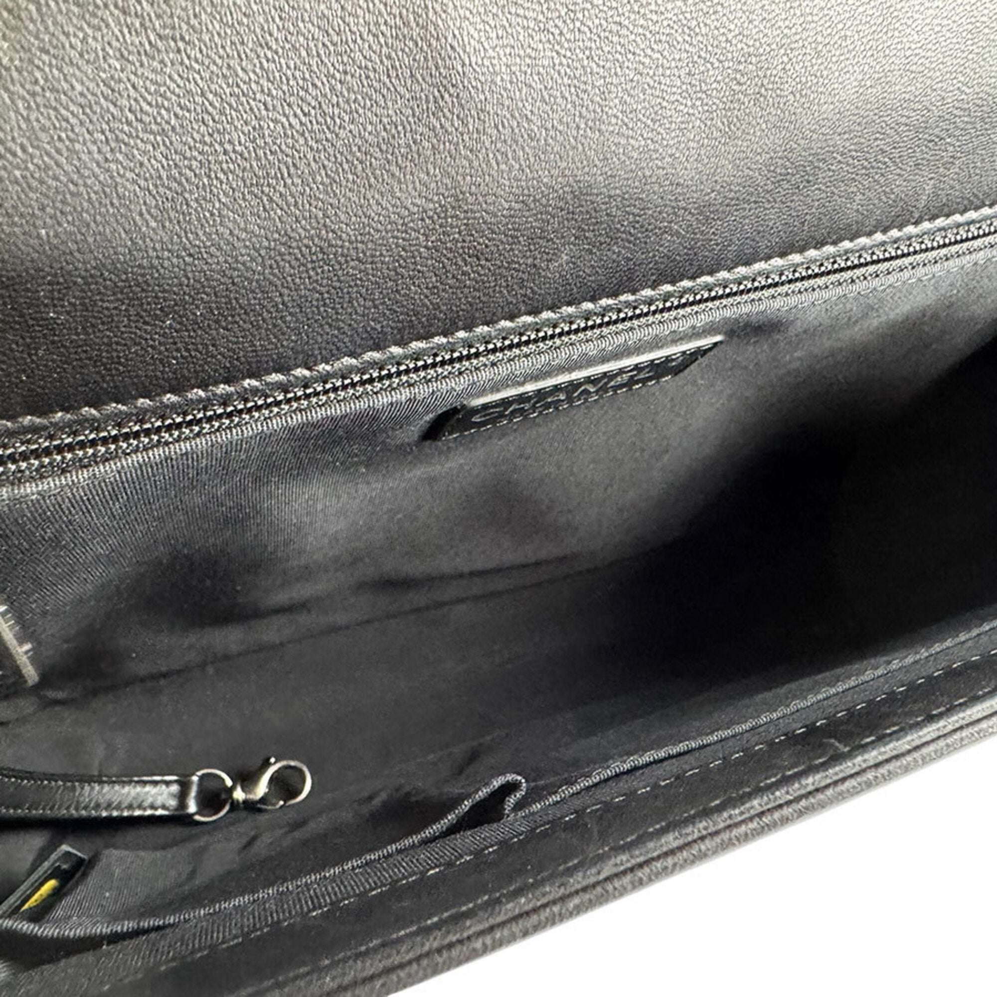 Chanel Black Leather Shoulder Bag (Pre-Owned)