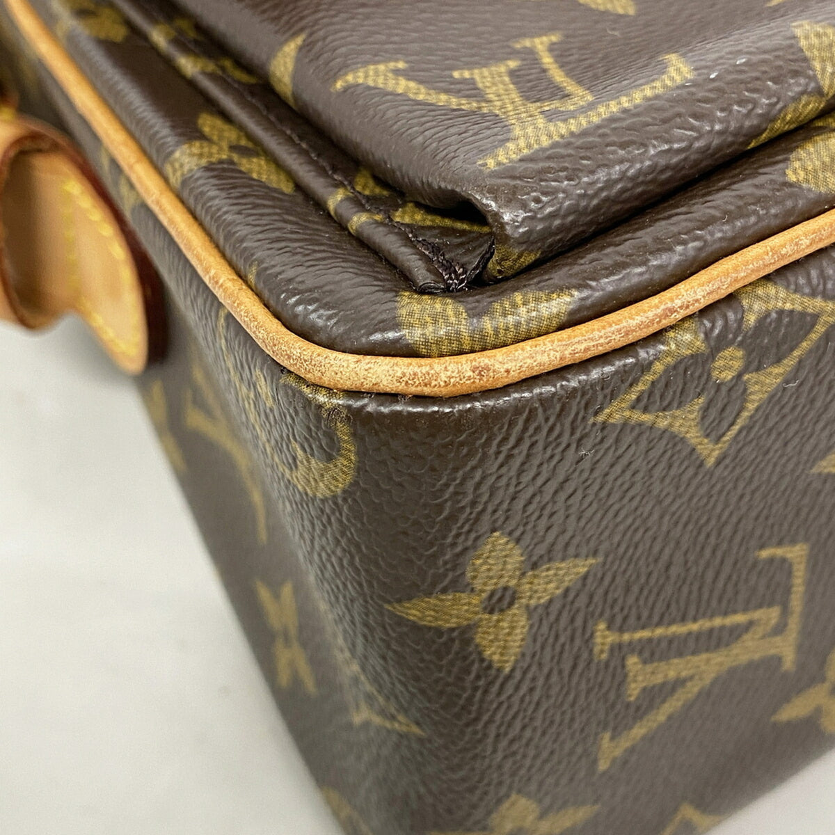 Louis Vuitton Brown Shoulder Bag (Pre-Owned)