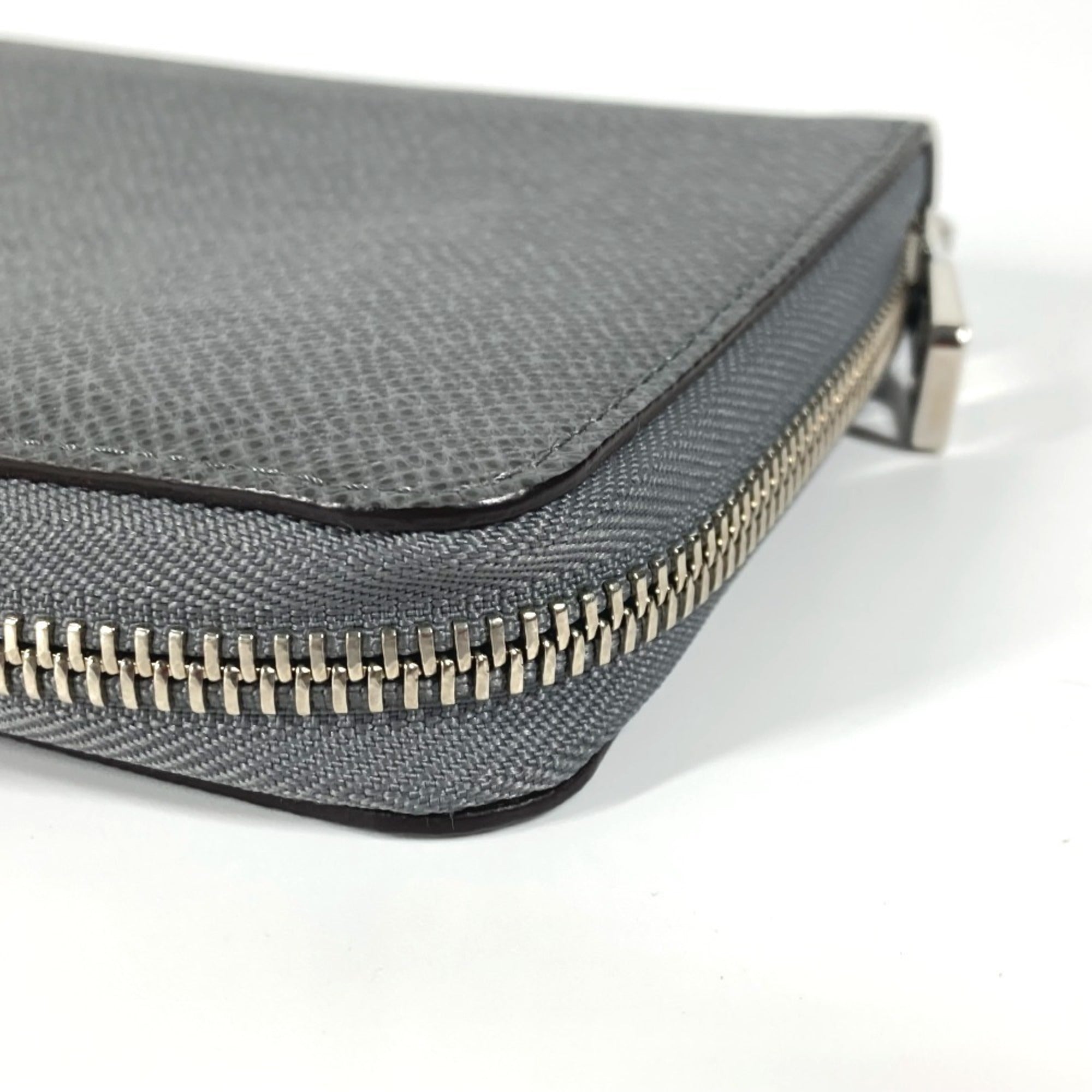 Louis Vuitton Glacier Gray Taiga Leather Long Wallet (Bi-Fold) (Pre-Owned)
