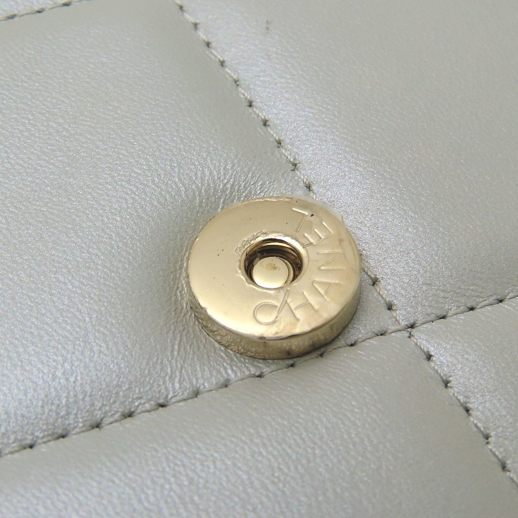 Chanel Light Gray Shoulder Bag (Pre-Owned)