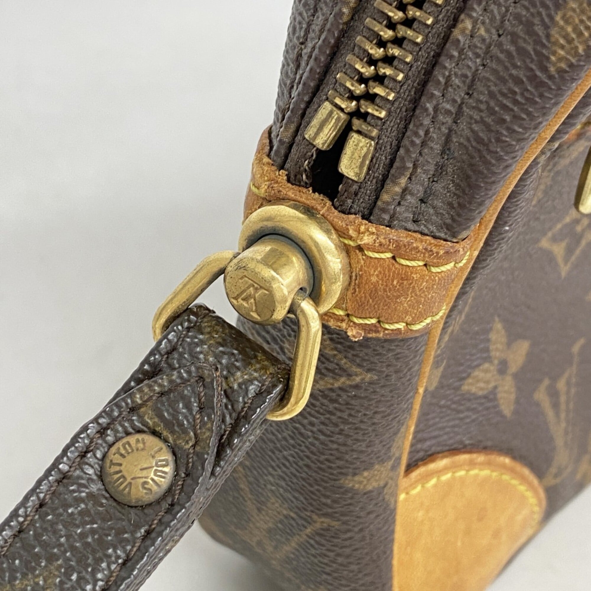 Louis Vuitton Brown Clutch Bag (Pre-Owned)