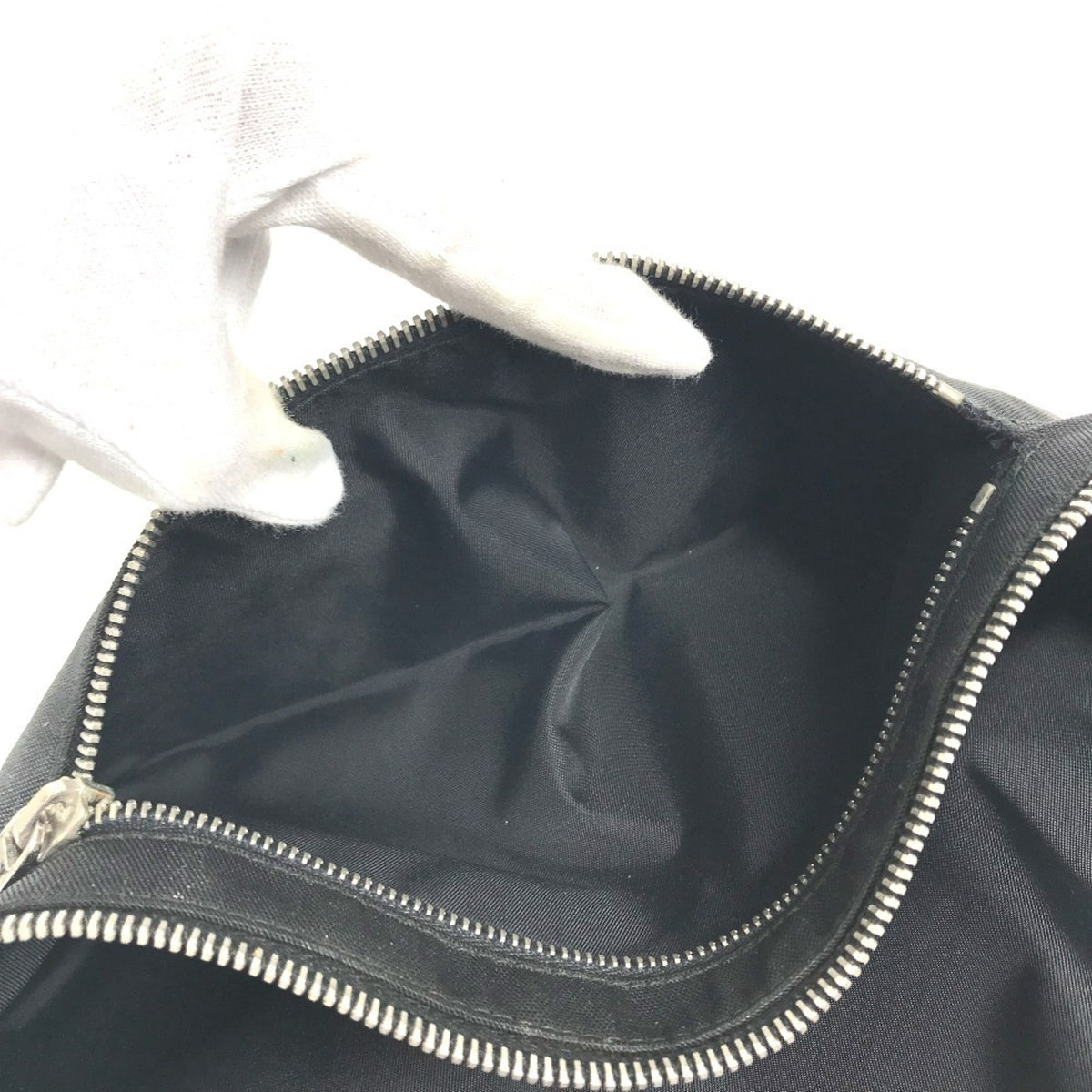 Gucci Black Nylon Sling Bag (Pre-Owned)