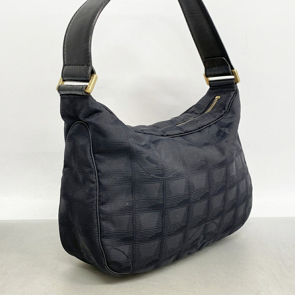 Chanel Black Nylon Shoulder Bag (Pre-Owned)