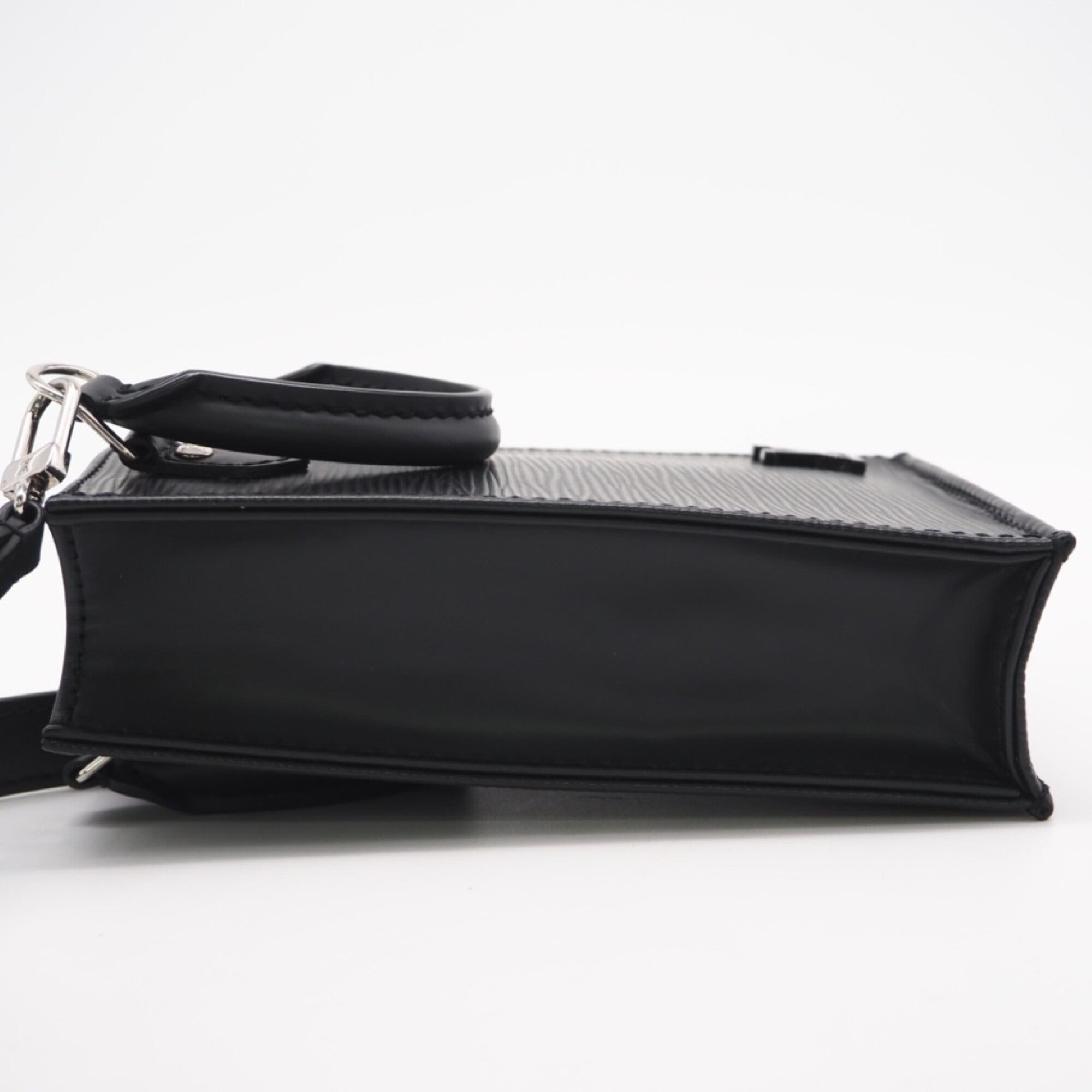 Louis Vuitton Black Noir Leather Shoulder Bag (Pre-Owned)