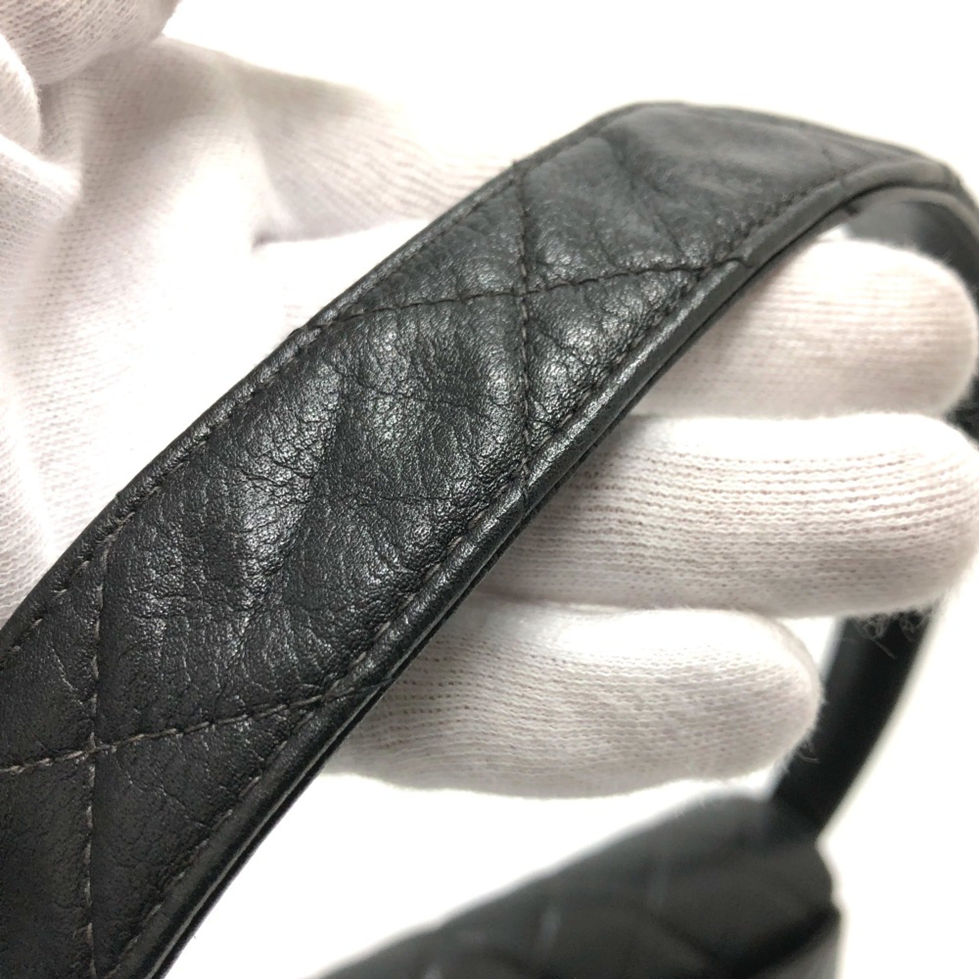 Chanel Black Leather Shoulder Bag (Pre-Owned)