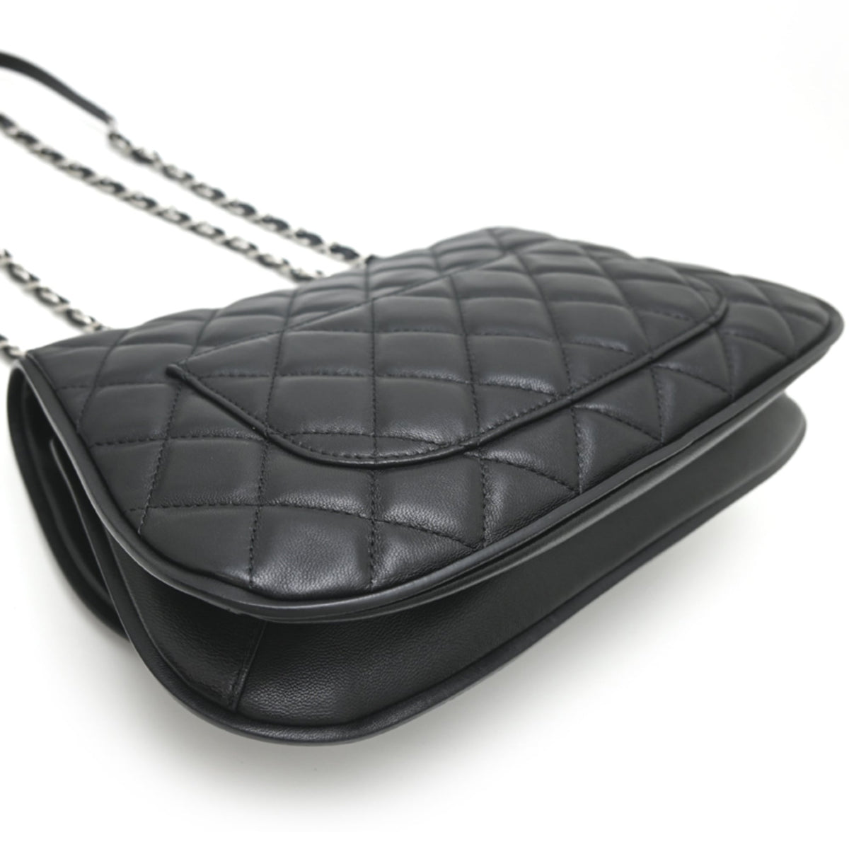 Chanel Black Leather Shoulder Bag (Pre-Owned)