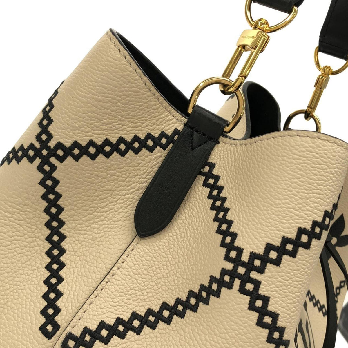 Louis Vuitton Cream Leather Pouch Shoulder Bag (Pre-Owned)