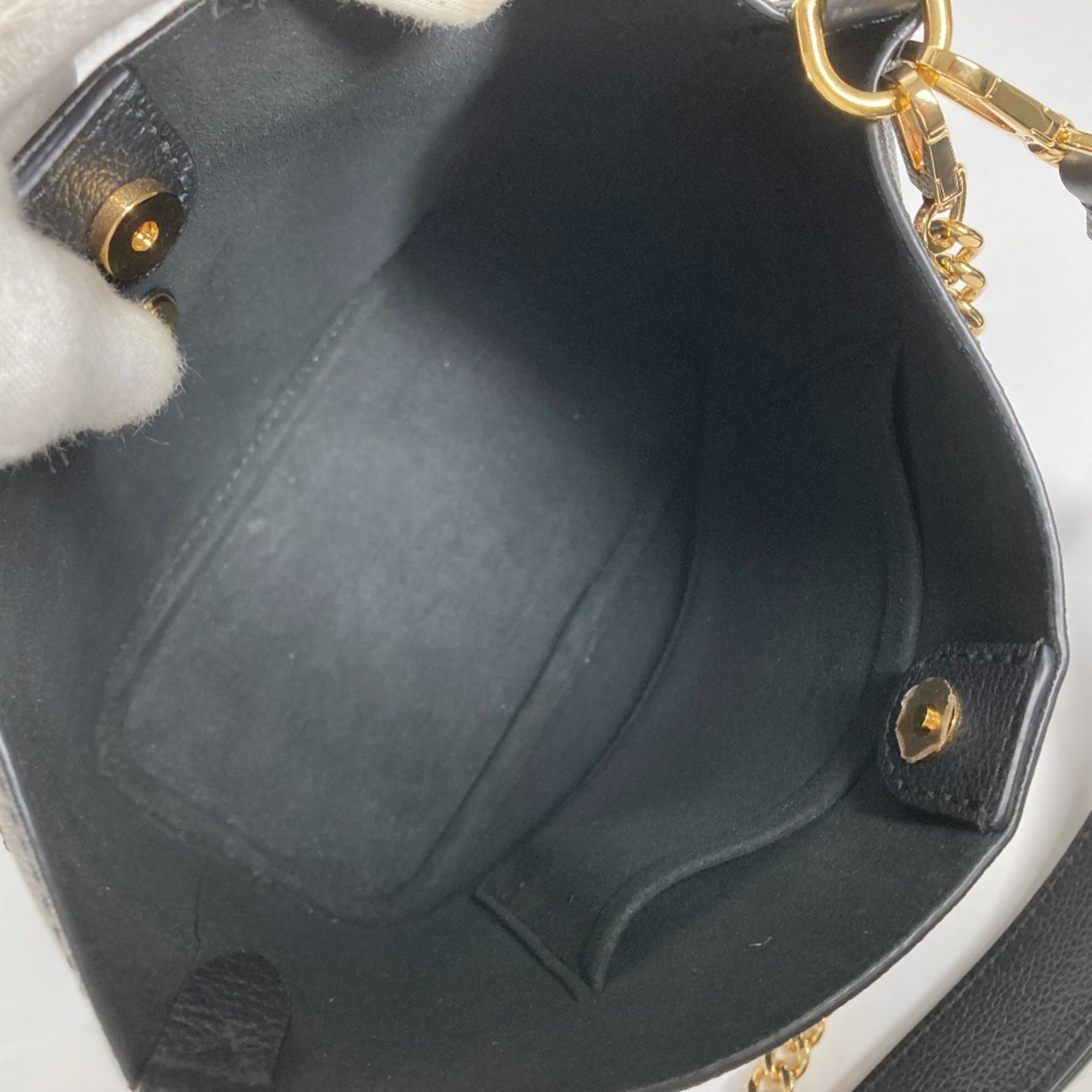 Louis Vuitton Black Leather Shoulder Bag (Pre-Owned)