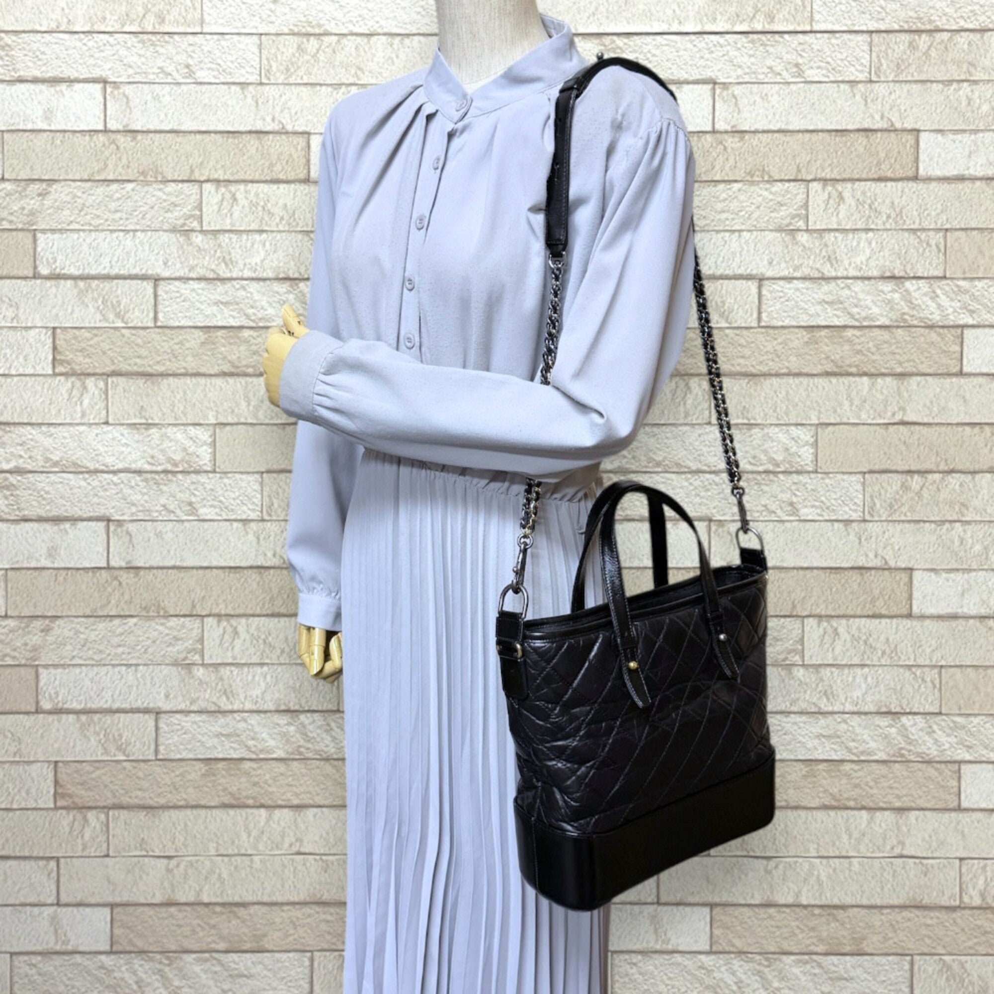 Chanel Black Leather Shoulder Bag (Pre-Owned)