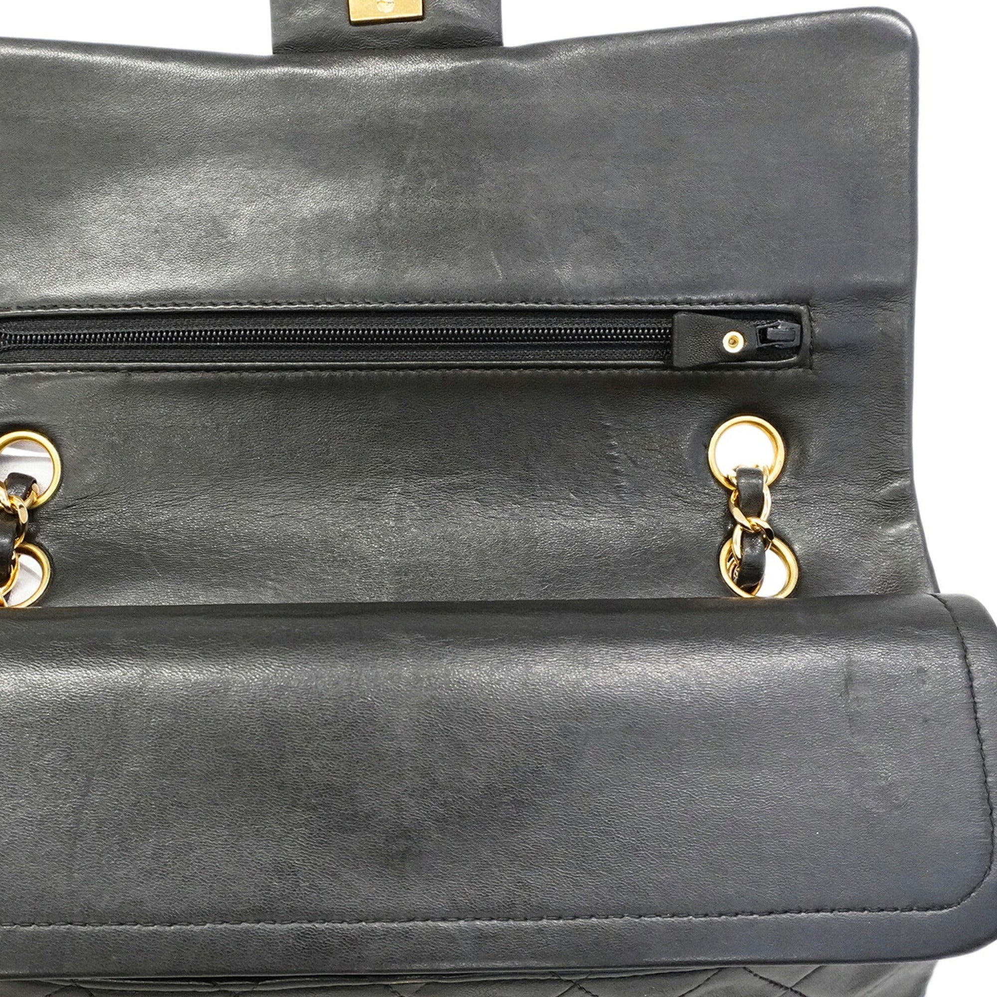 Chanel Black Leather Shoulder Bag (Pre-Owned)