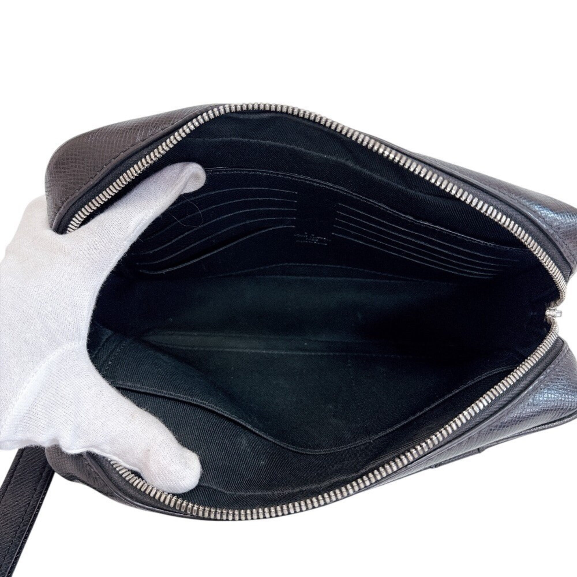 Louis Vuitton Taiga Black Leather Pochette (Pre-Owned)