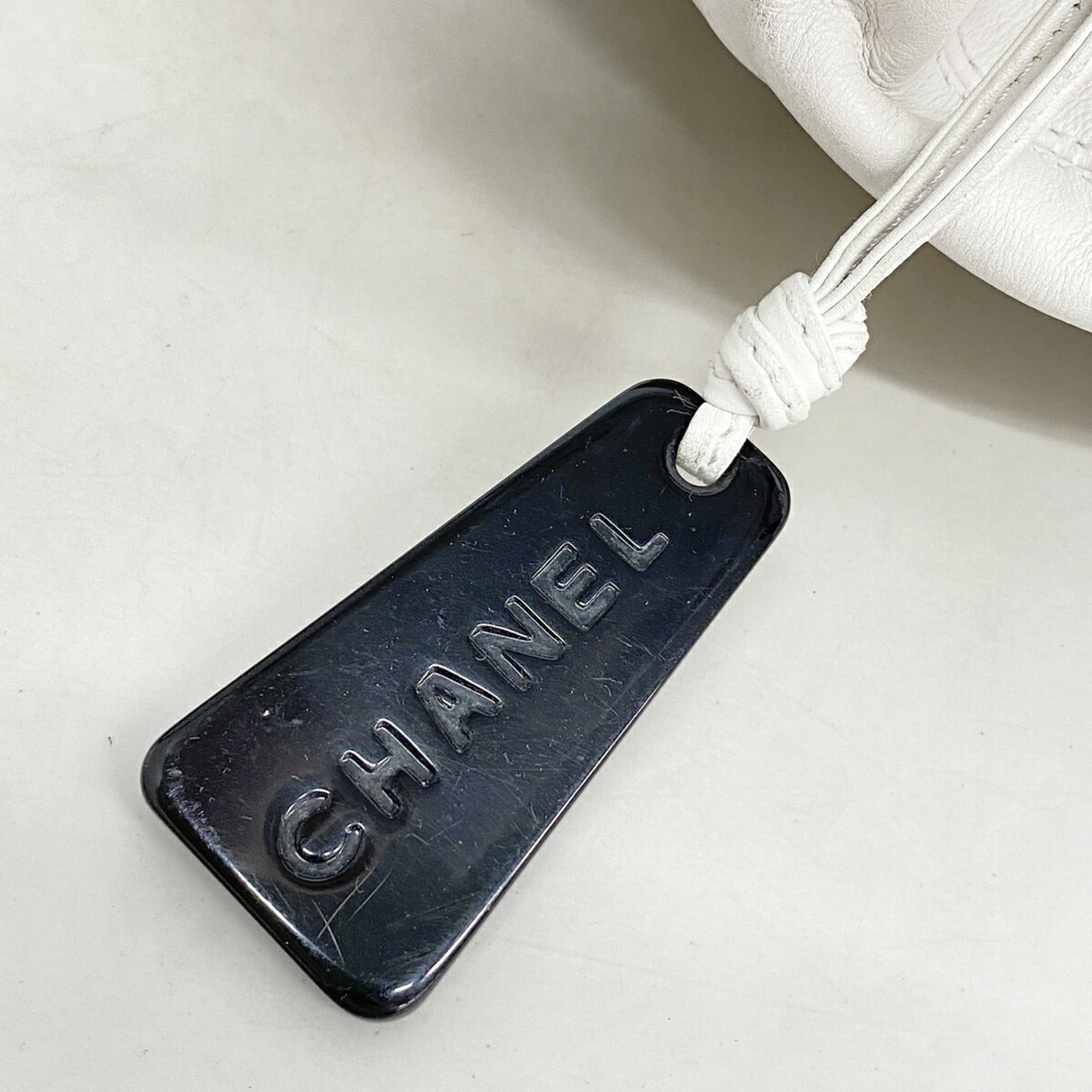 Chanel White Leather Shoulder Bag (Pre-Owned)
