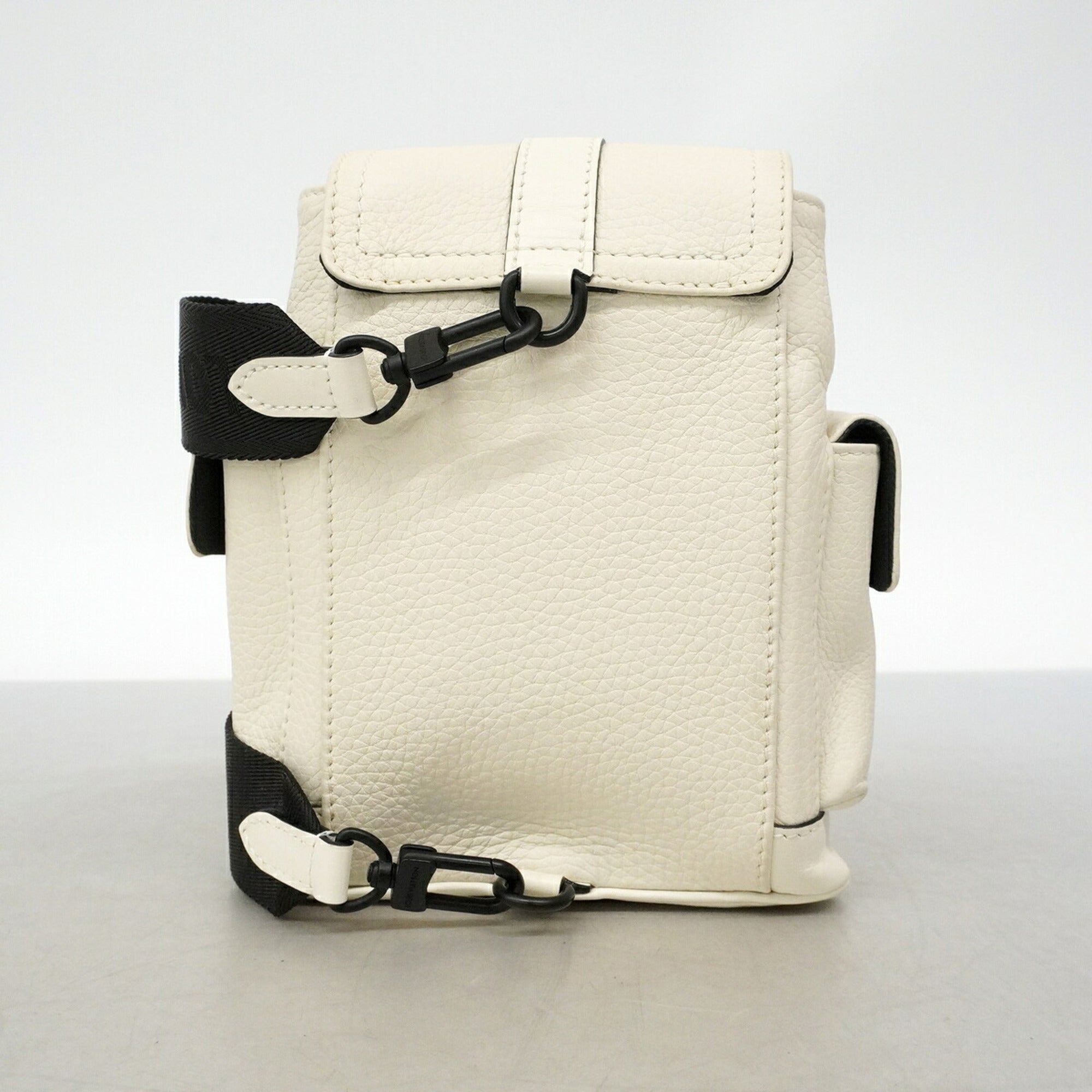 Louis Vuitton Blanc Sling Bag (Pre-Owned)