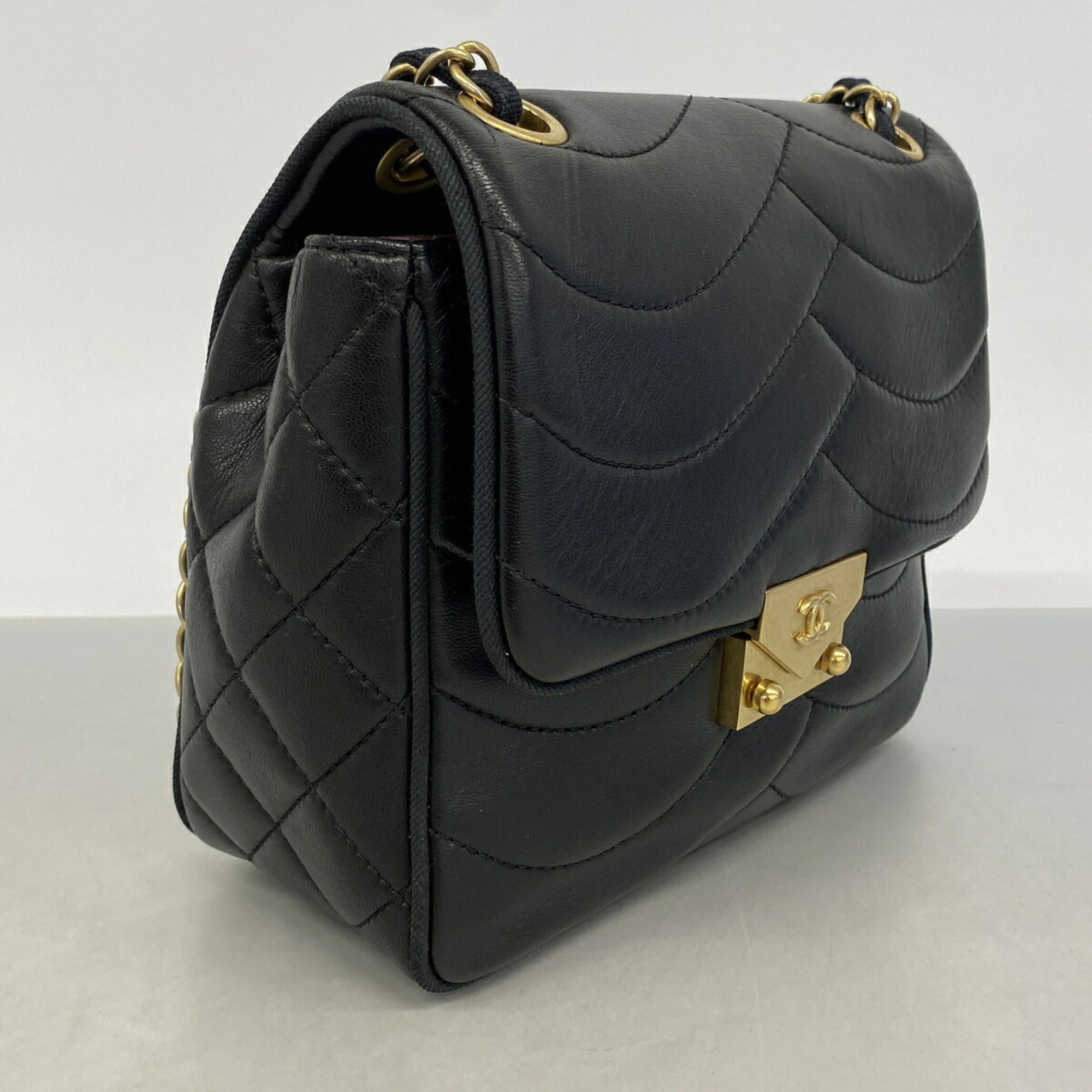 Chanel Black Leather Shoulder Bag (Pre-Owned)