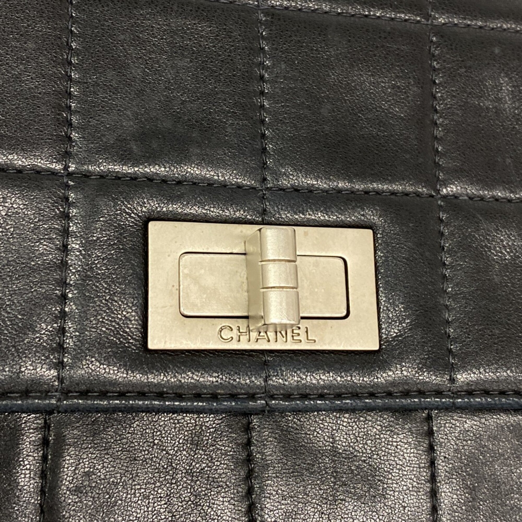 Chanel Black Leather Shoulder Bag (Pre-Owned)
