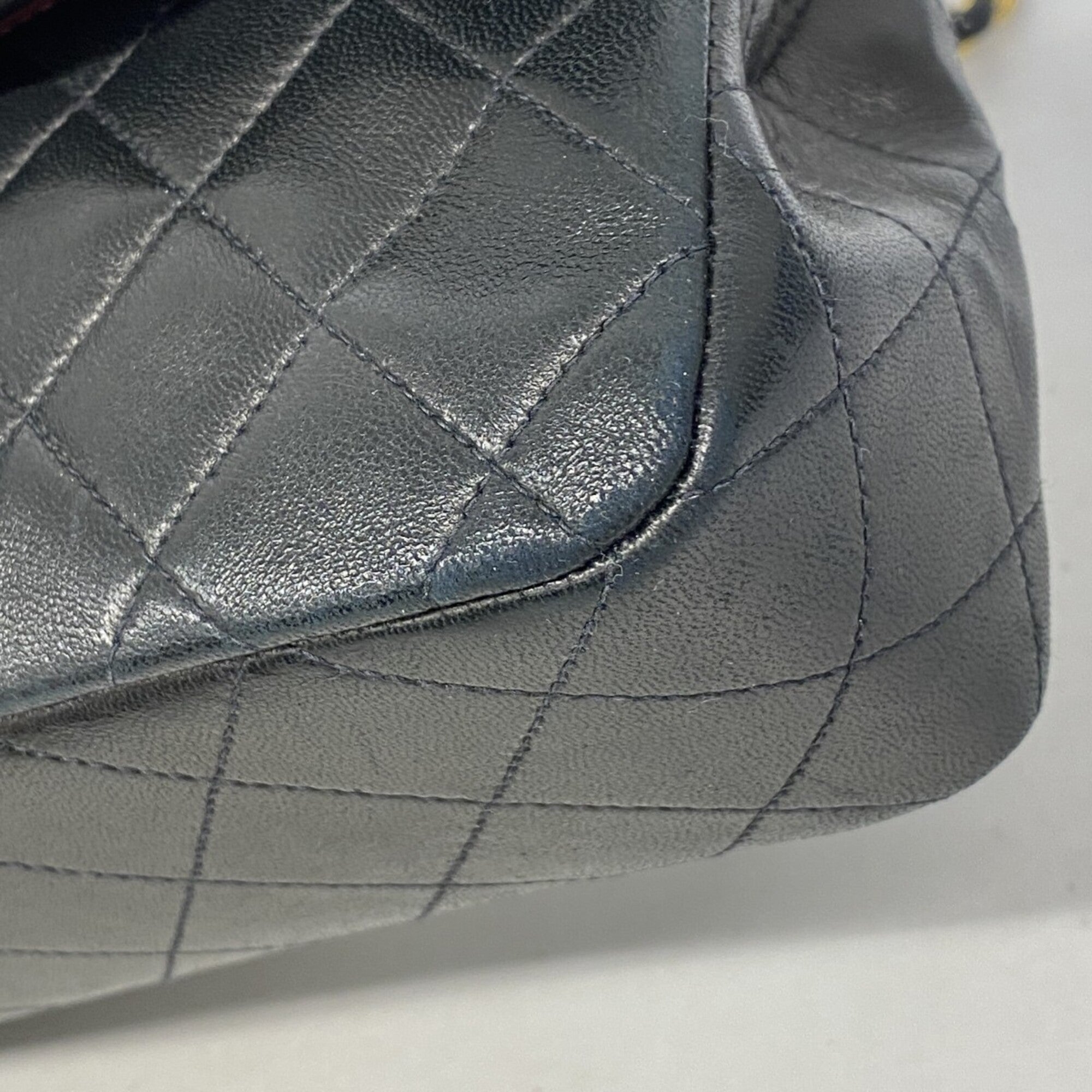Chanel Black Leather Shoulder Bag (Pre-Owned)