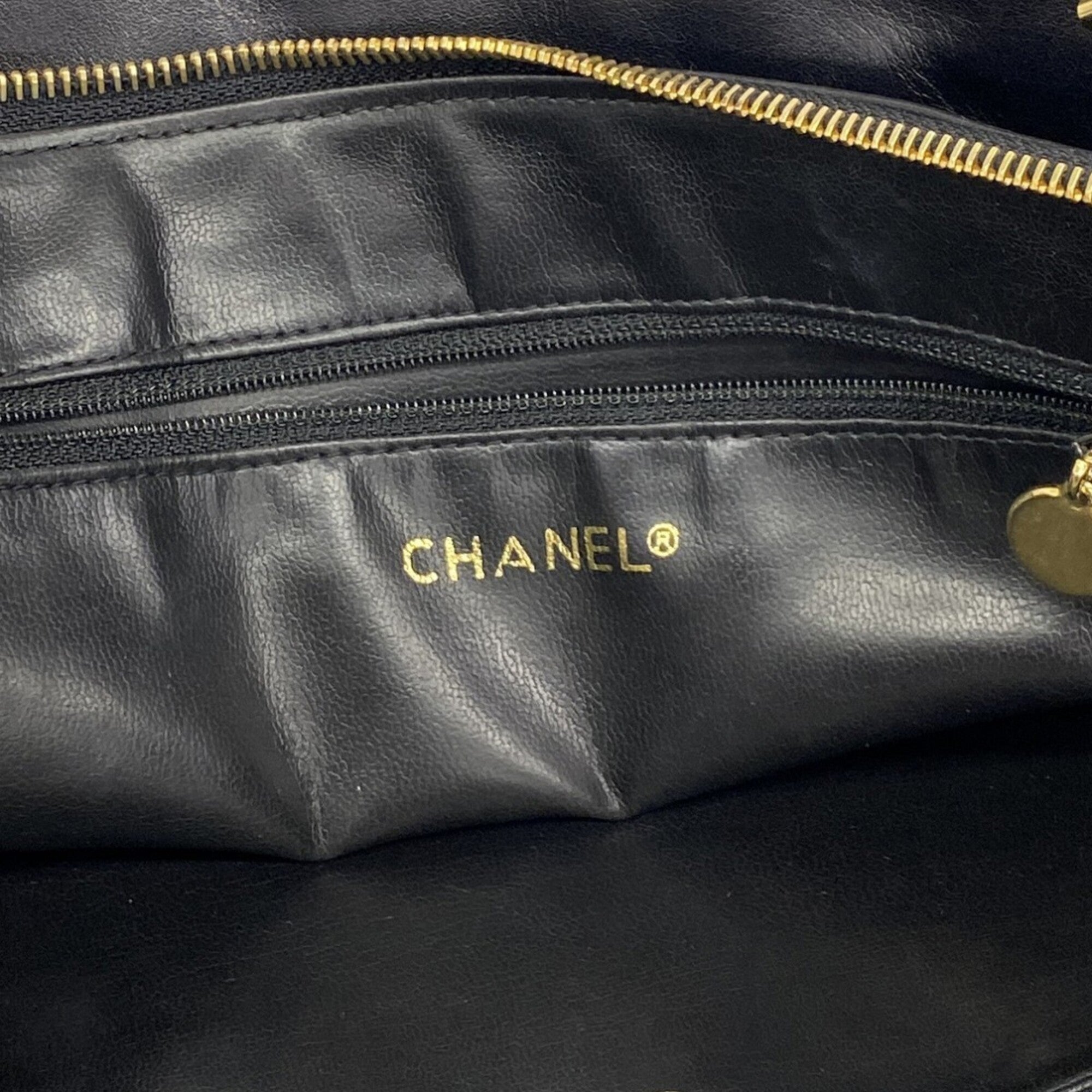 Chanel Black White Leather Shoulder Bag (Pre-Owned)