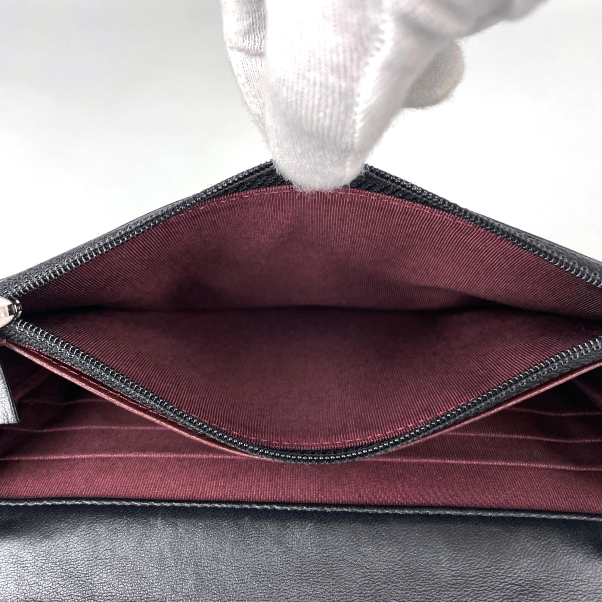 Chanel Black Leather Shoulder Bag (Pre-Owned)