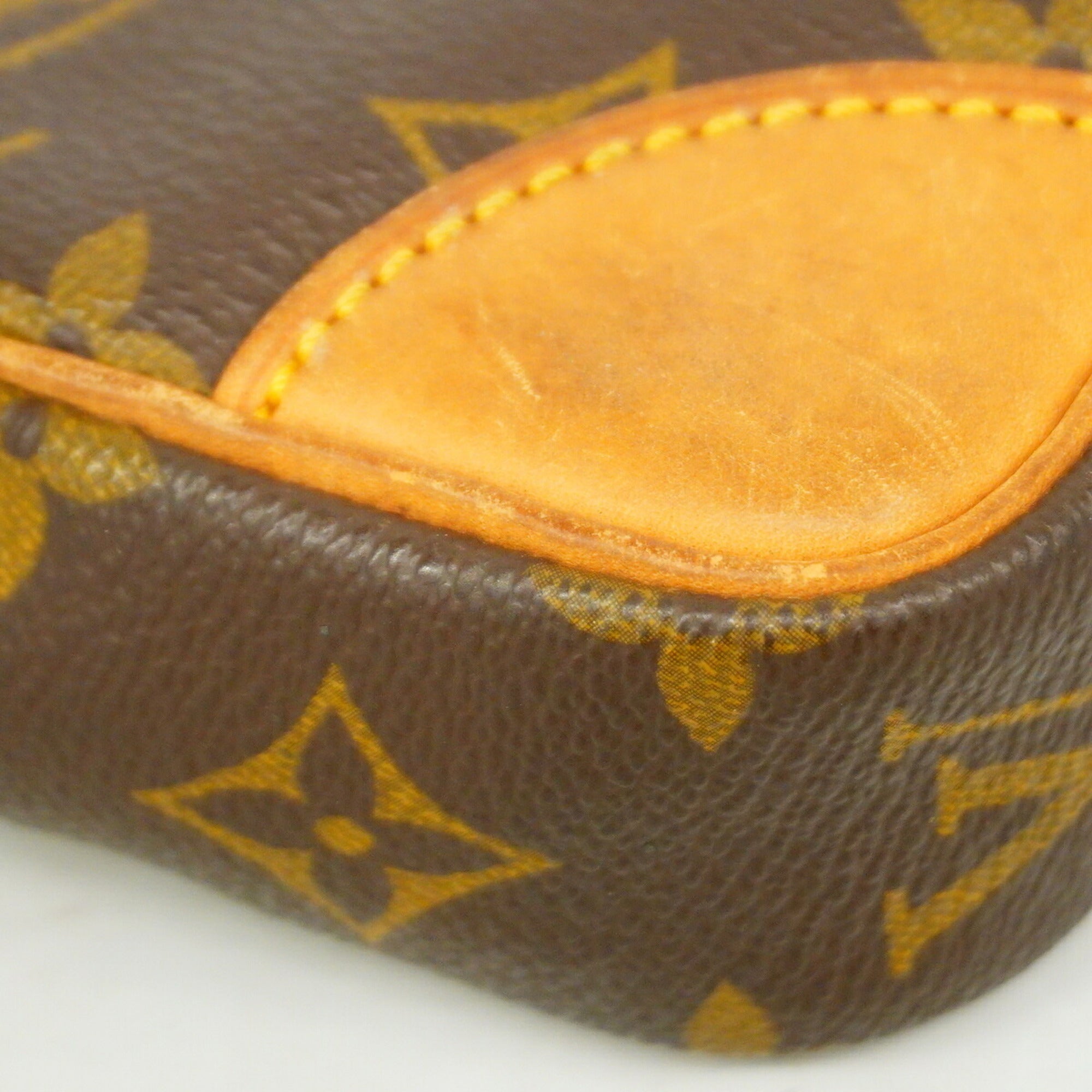 Louis Vuitton Brown Clutch Bag (Pre-Owned)