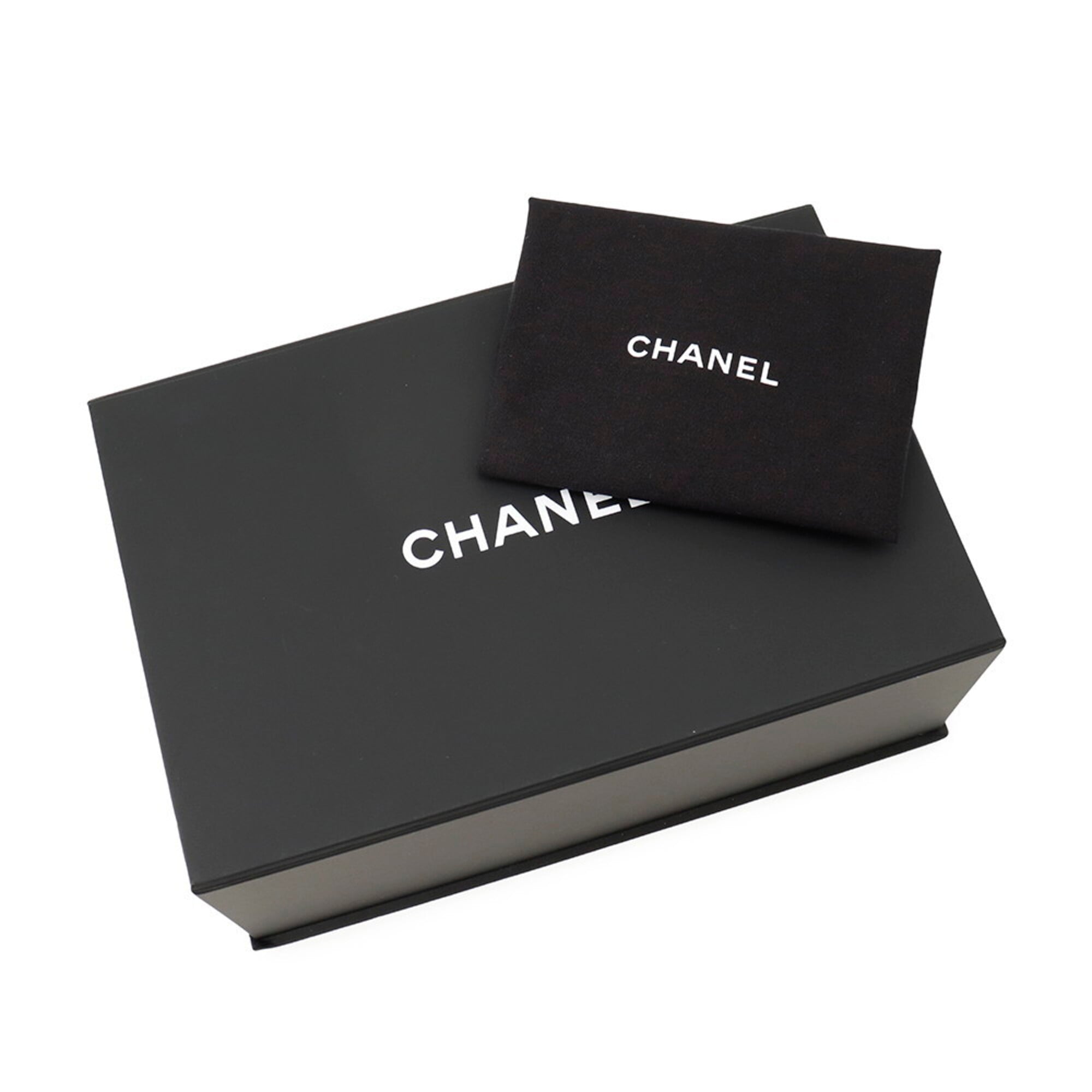 Chanel Matelasse White Grained Calfskin Handbag (Pre-Owned)