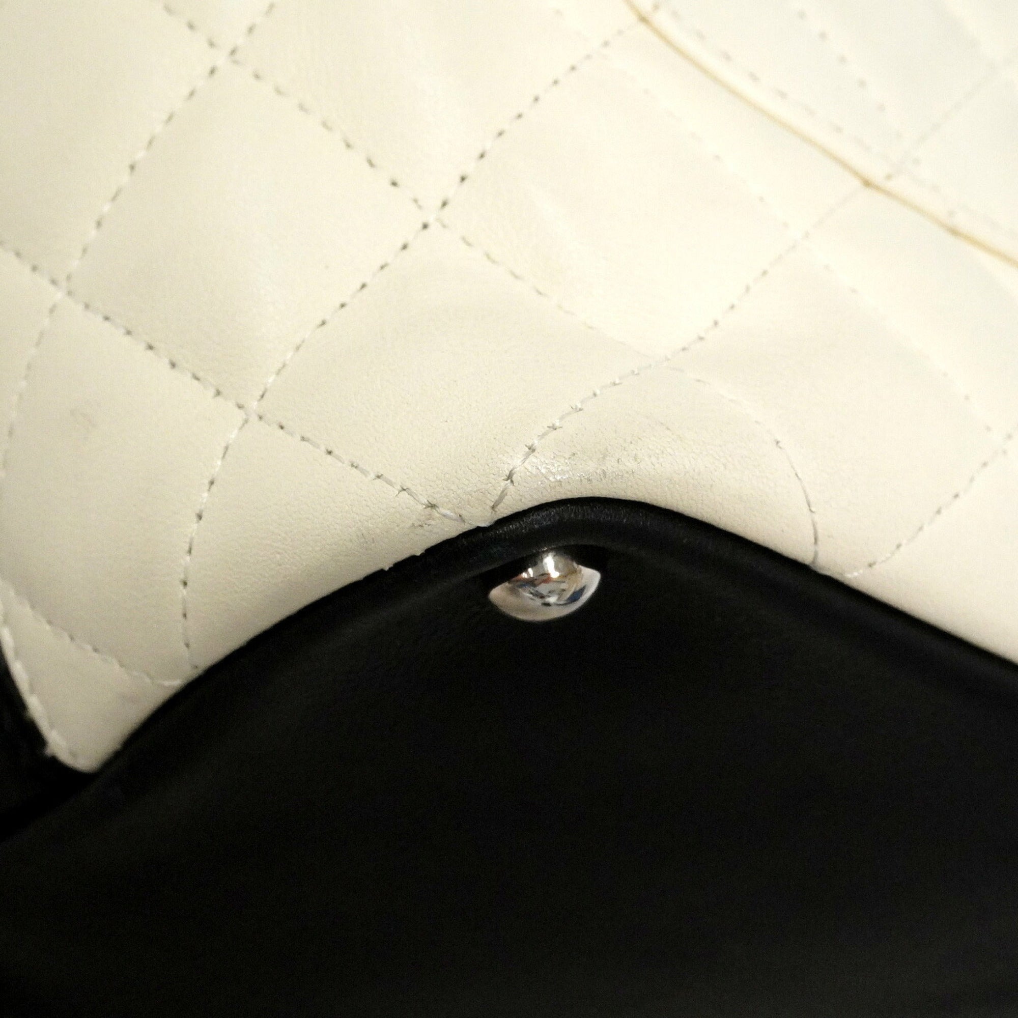 Chanel White Leather Tote Bag (Pre-Owned)
