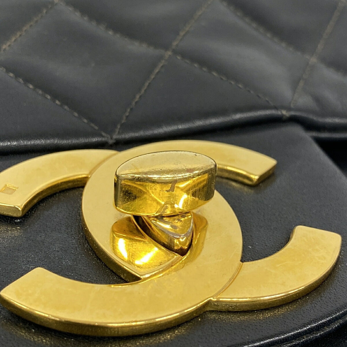 Chanel Black Leather Shoulder Bag (Pre-Owned)