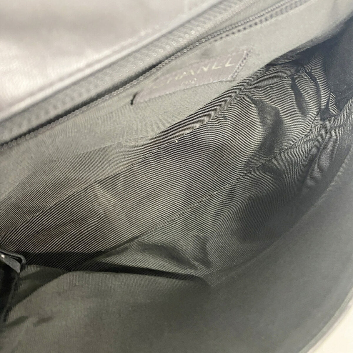Chanel Black Leather Shoulder Bag (Pre-Owned)