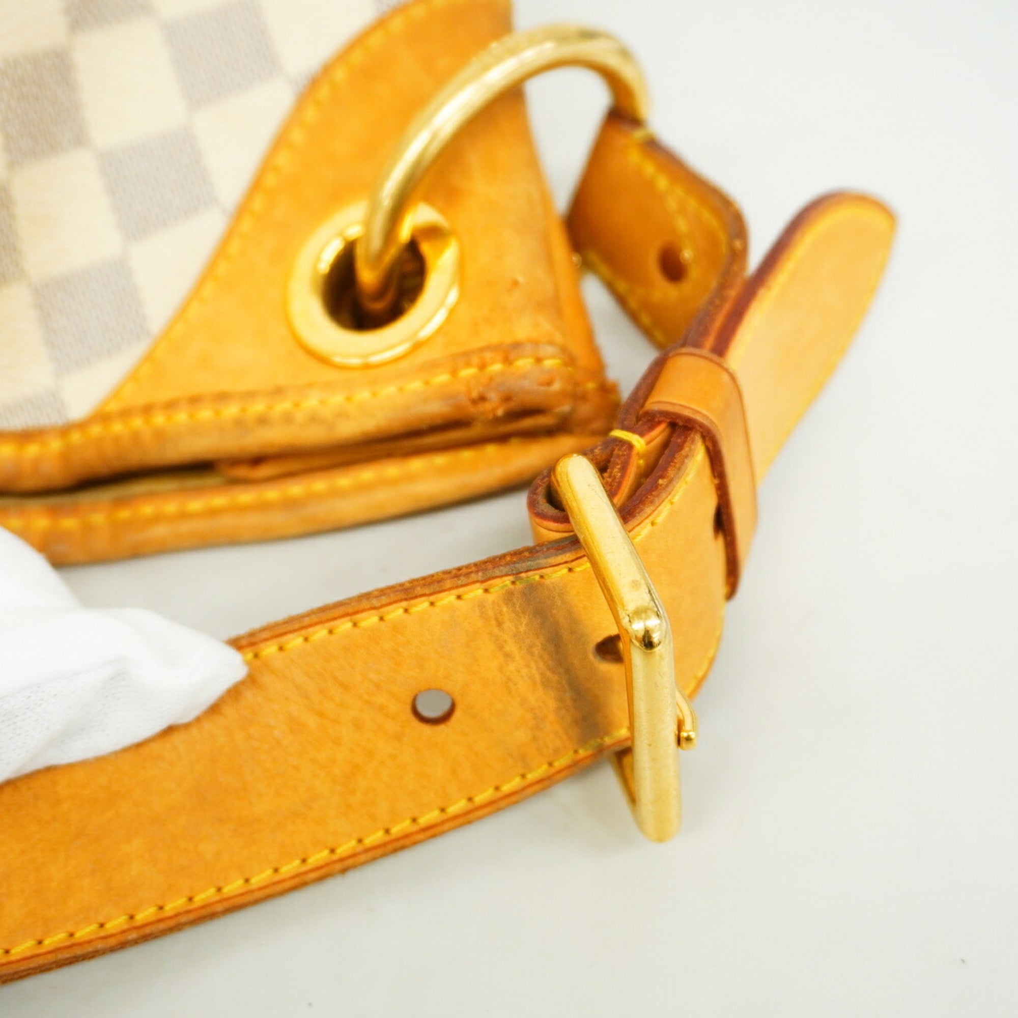 Louis Vuitton White Shoulder Bag (Pre-Owned)