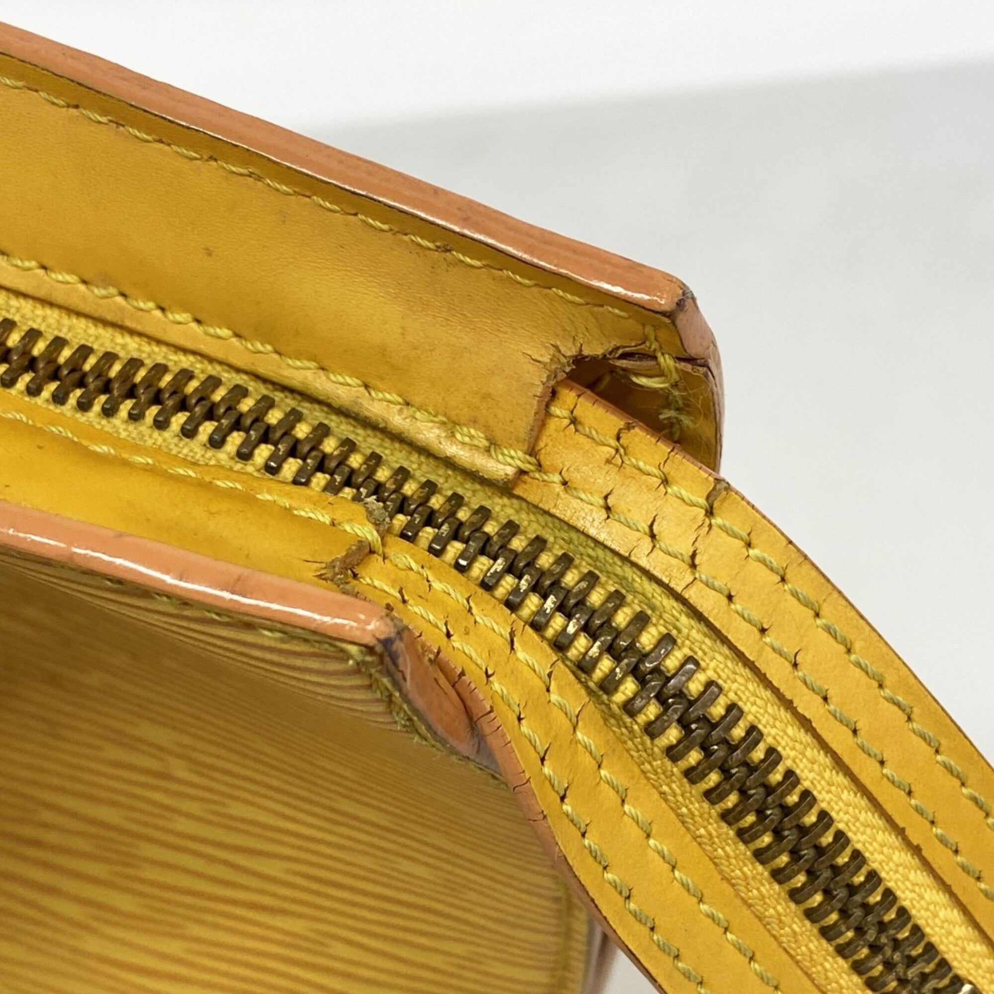 Louis Vuitton Jaune Shoulder Bag (Pre-Owned)
