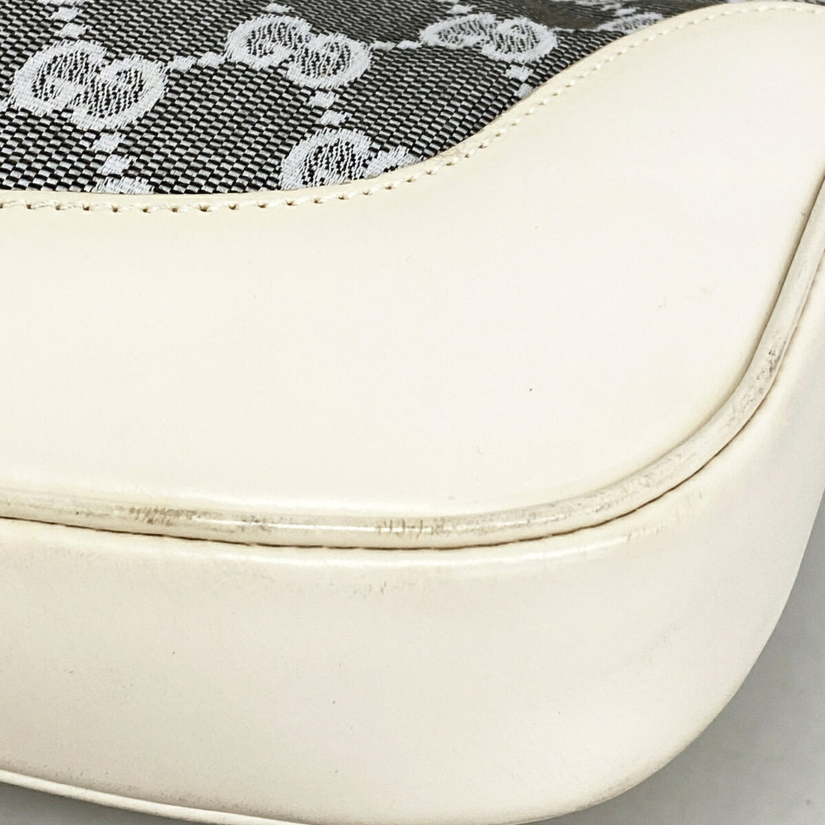 Gucci Gray Ivory Canvas Shoulder Bag (Pre-Owned)
