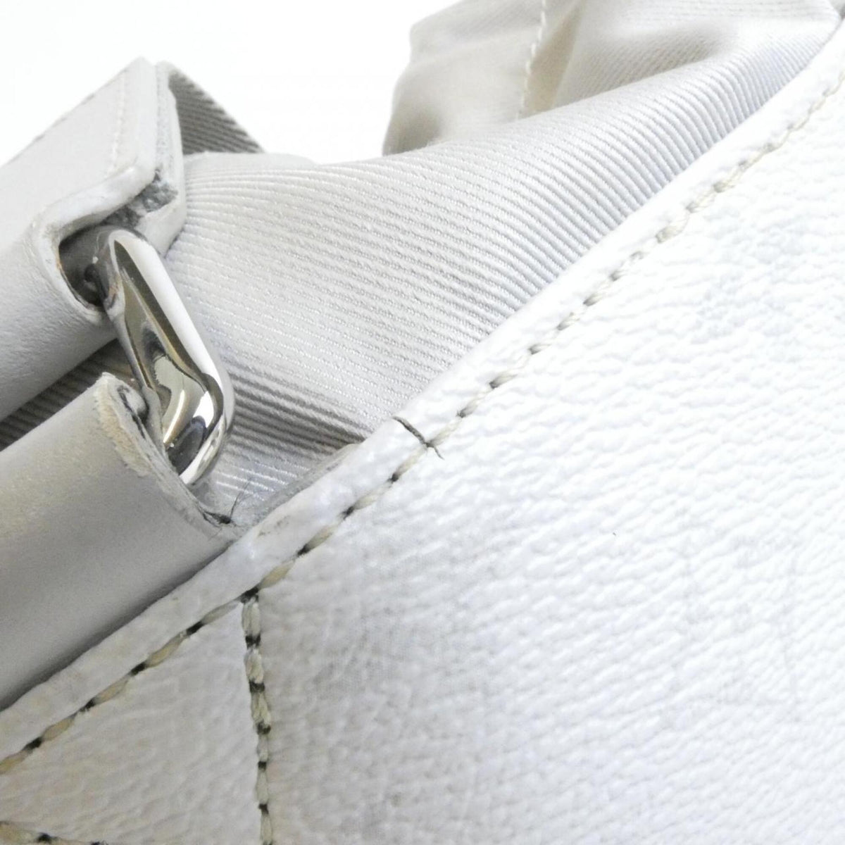 Louis Vuitton Blanc Coated Canvas Shoulder Bag (Pre-Owned)