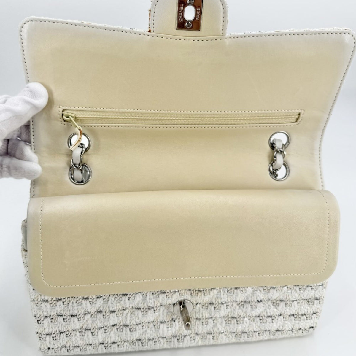 Chanel White Tweed Leather Shoulder Bag (Pre-Owned)