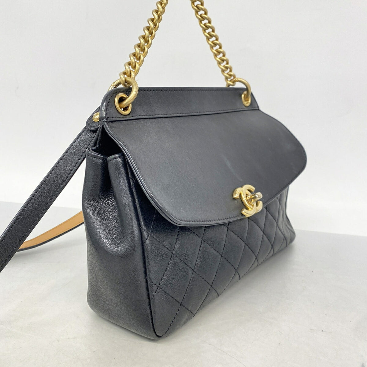 Chanel Black Leather Handbag (Pre-Owned)
