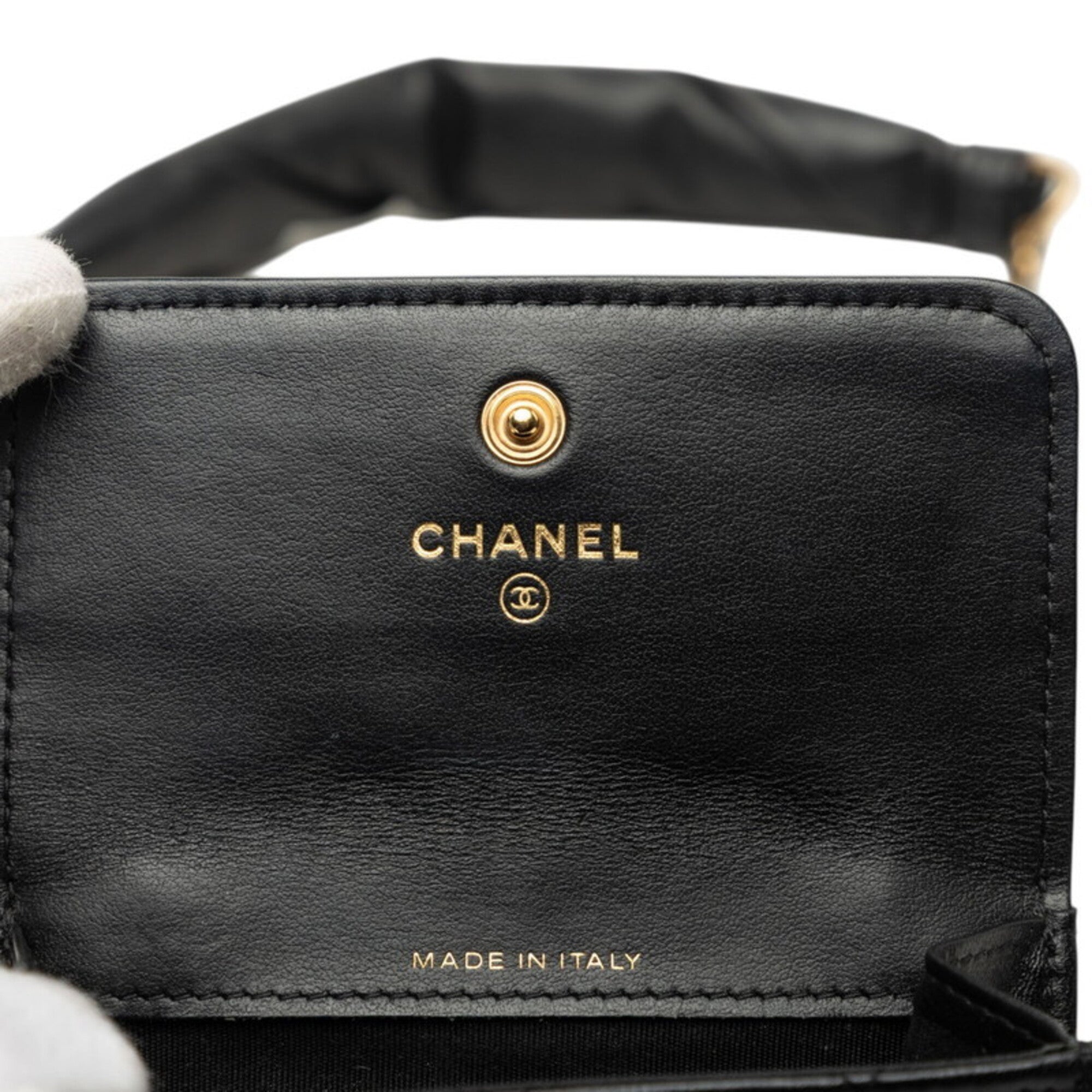 Chanel Black Leather Shoulder Bag (Pre-Owned)