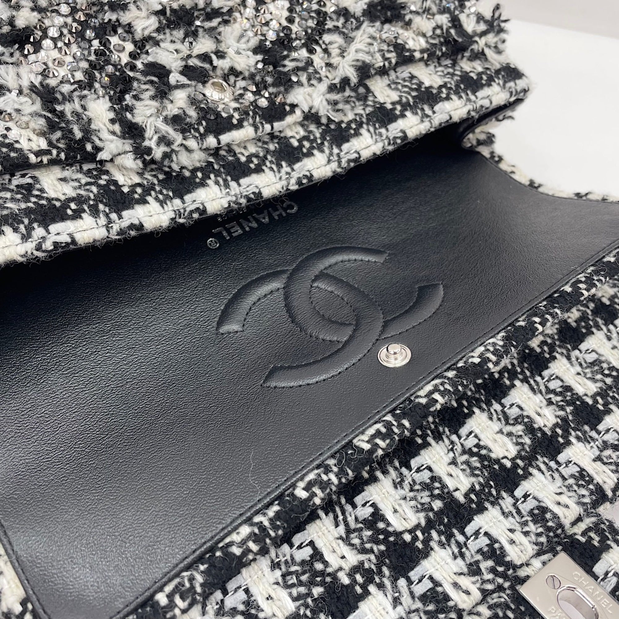 Chanel Black Shoulder Bag (Pre-Owned)