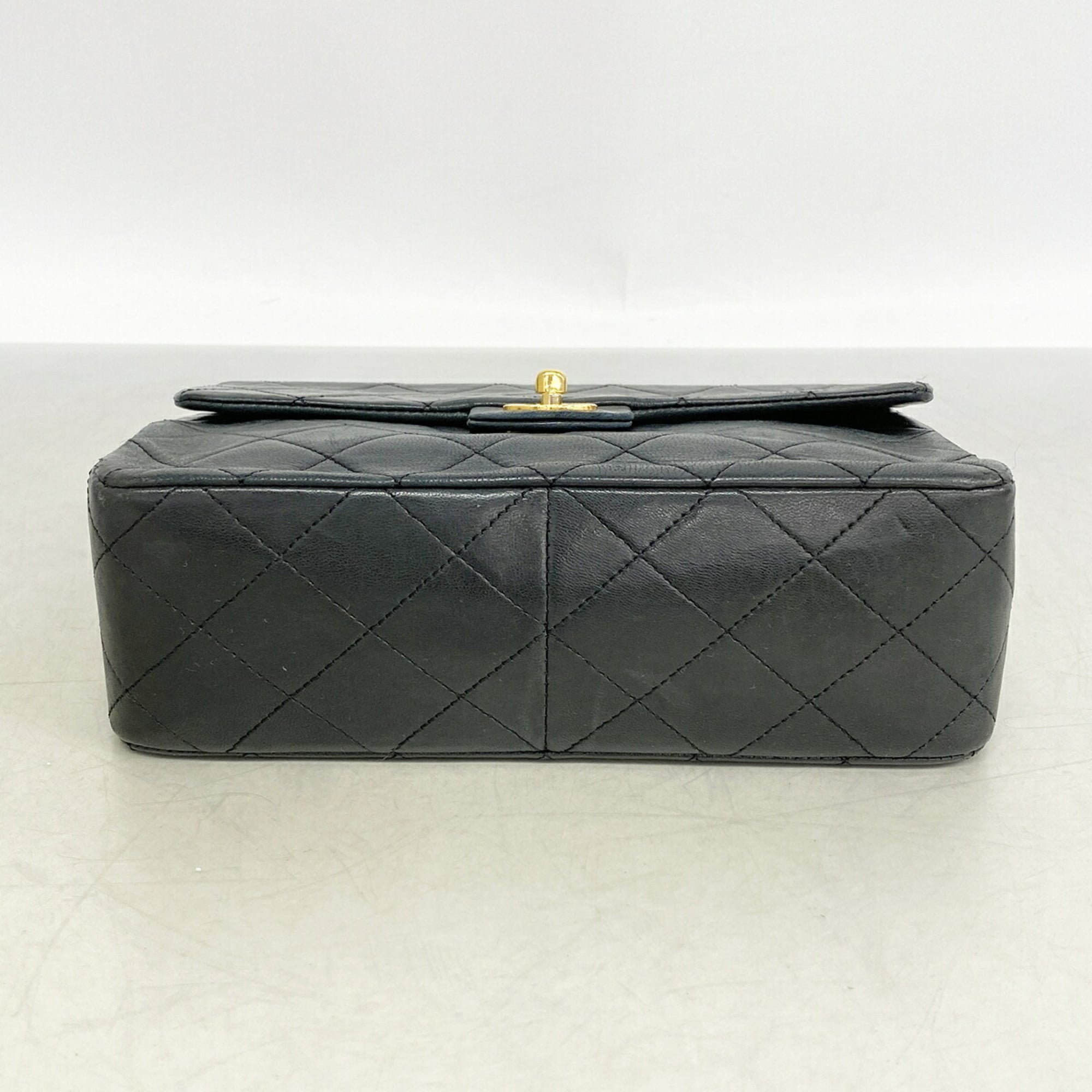 Chanel Black Leather Shoulder Bag (Pre-Owned)