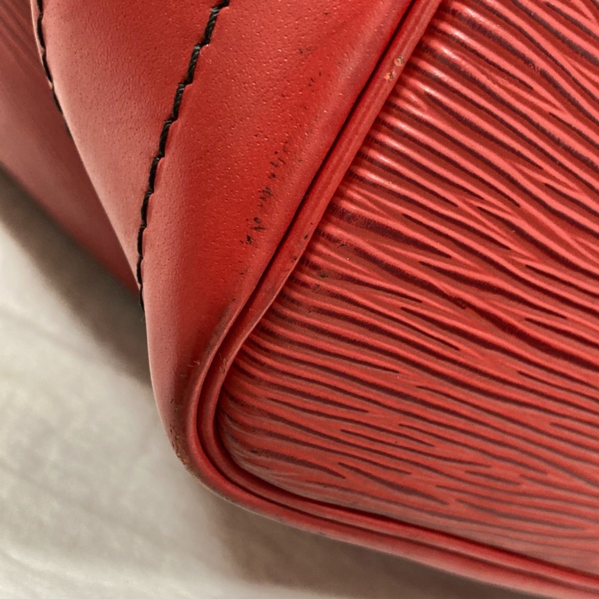 Louis Vuitton Castilian Red Epi Leather Shoulder Bag (Pre-Owned)