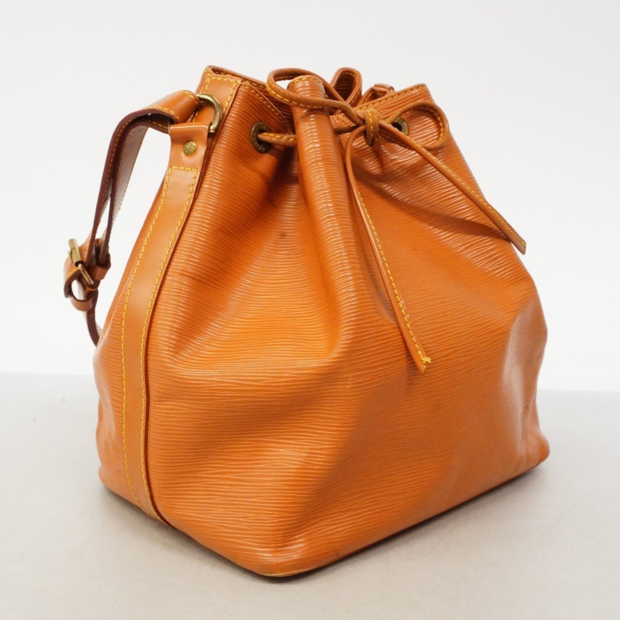 Louis Vuitton Gold Cipango Shoulder Bag (Pre-Owned)