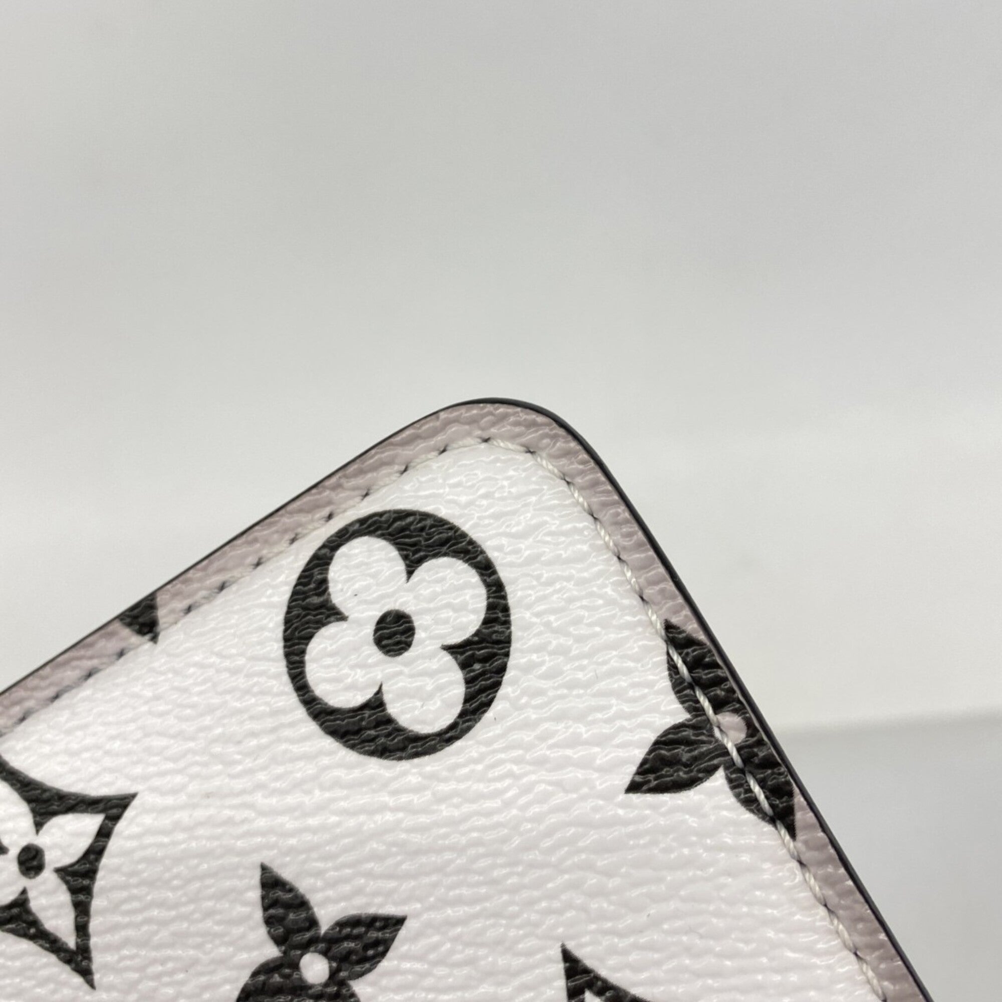Louis Vuitton Noir Handbag (Pre-Owned)