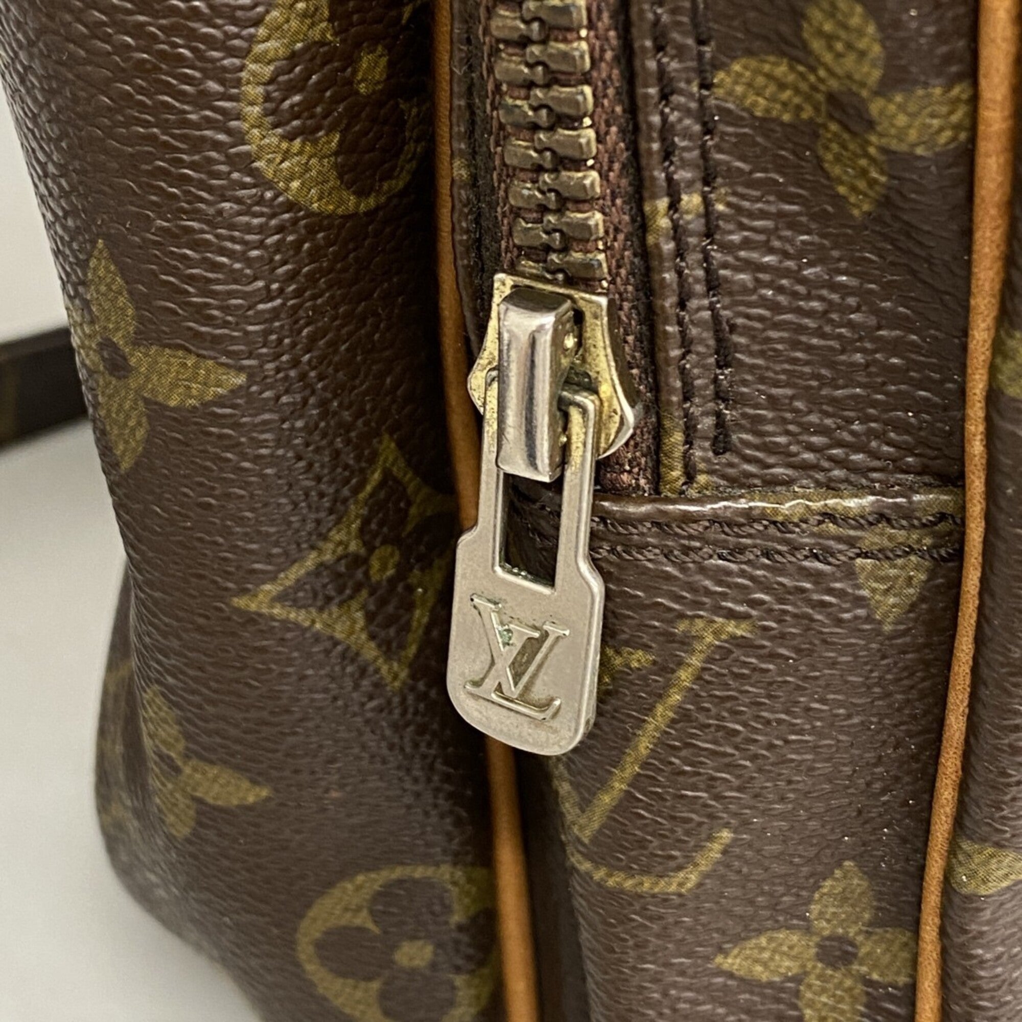 Louis Vuitton Brown Shoulder Bag (Pre-Owned)
